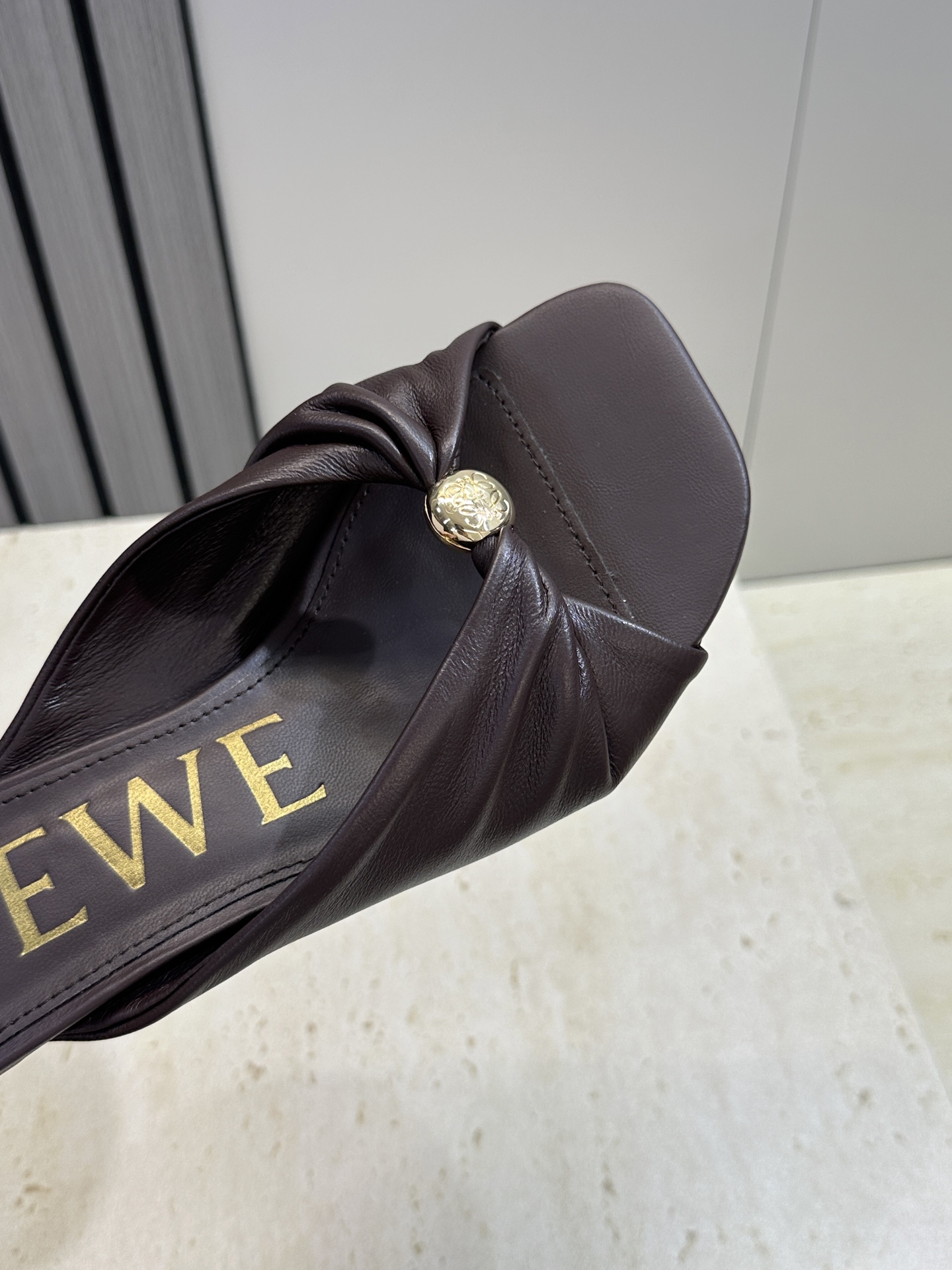 LOEWE 2026早春新款果冻色女鞋  罗意威字母logo五金扣低跟方头露趾凉拖鞋材质：鞋面进口小牛皮