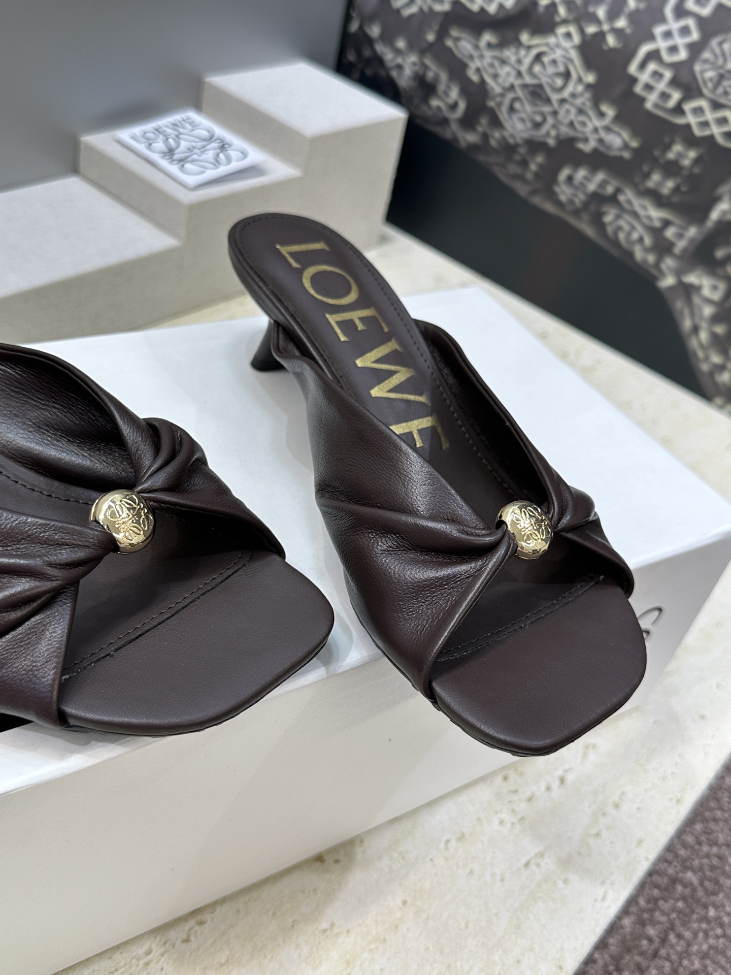 LOEWE 2026早春新款果冻色女鞋  罗意威字母logo五金扣低跟方头露趾凉拖鞋材质：鞋面进口小牛皮