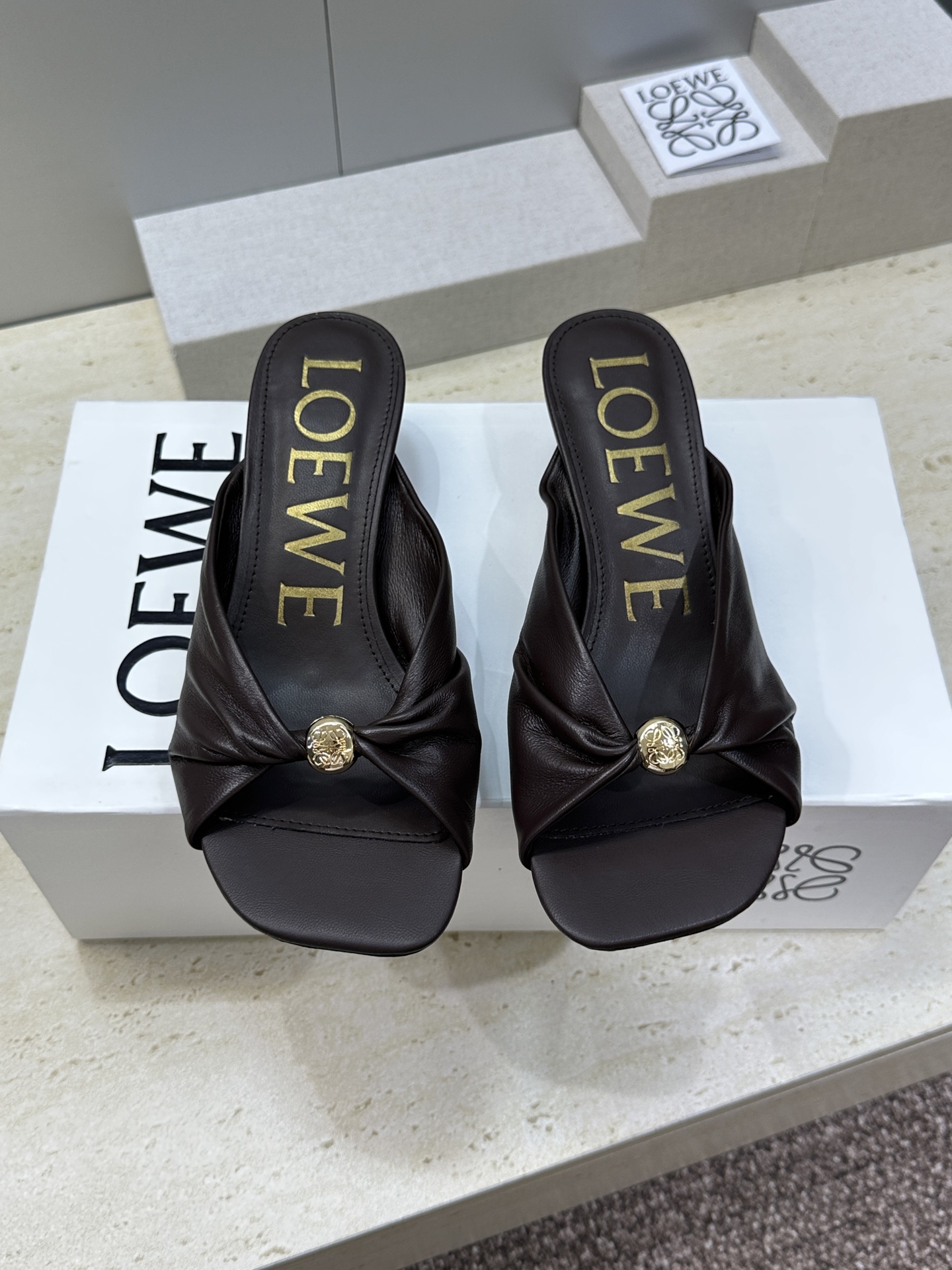 LOEWE 2026早春新款果冻色女鞋  罗意威字母logo五金扣低跟方头露趾凉拖鞋材质：鞋面进口小牛皮