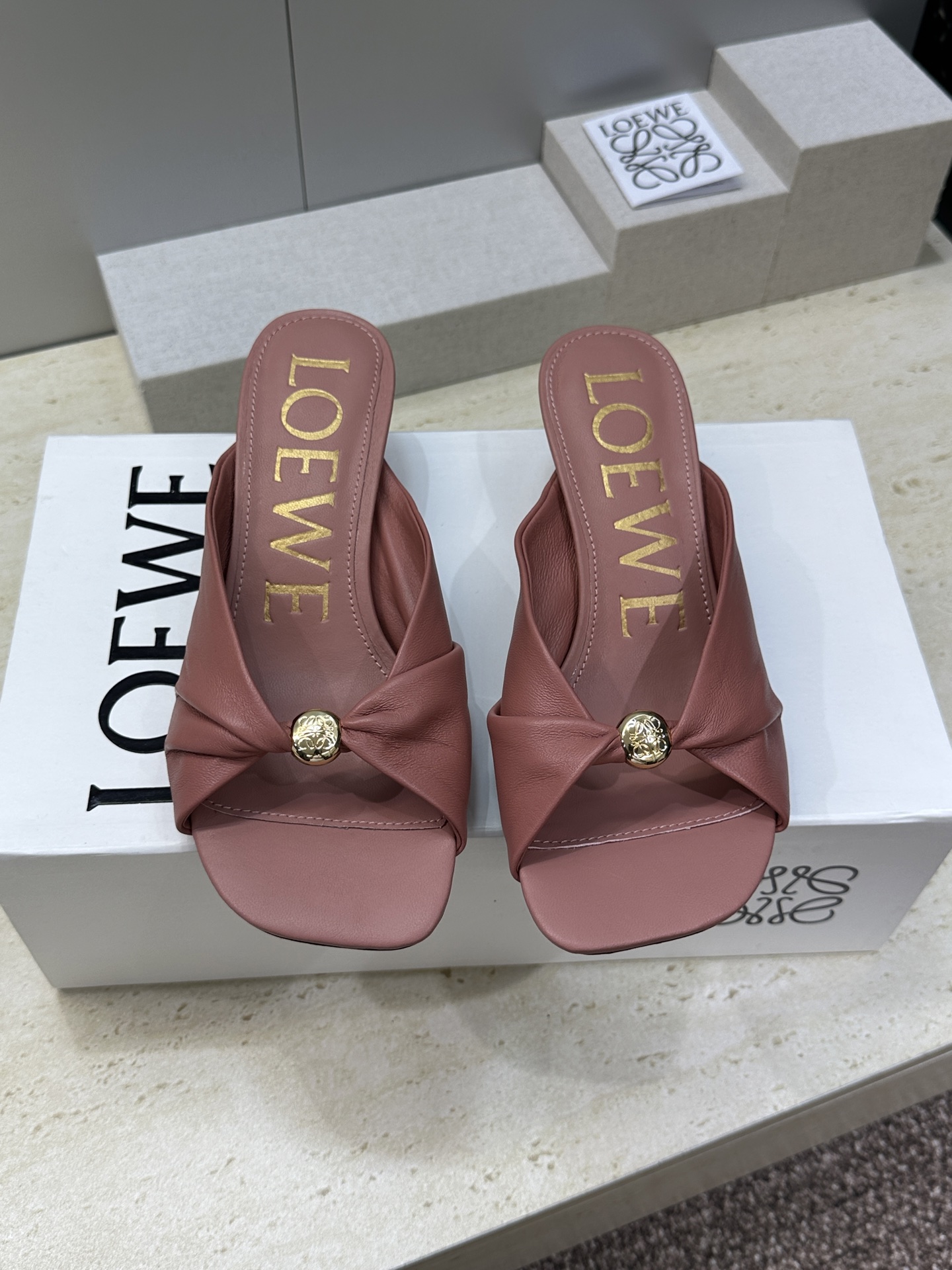 LOEWE 2026早春新款果冻色女鞋  罗意威字母logo五金扣低跟方头露趾凉拖鞋材质：鞋面进口小牛皮