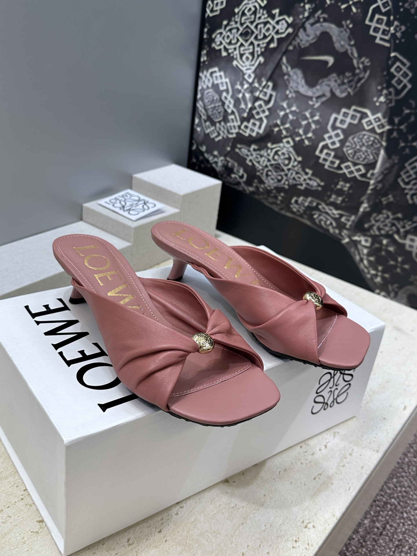 LOEWE 2026早春新款果冻色女鞋  罗意威字母logo五金扣低跟方头露趾凉拖鞋材质：鞋面进口小牛皮