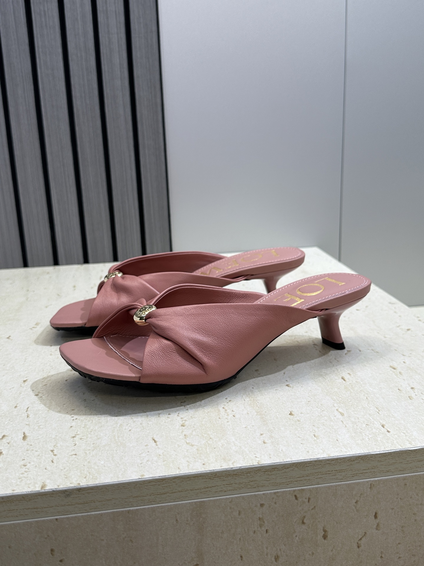 LOEWE 2026早春新款果冻色女鞋  罗意威字母logo五金扣低跟方头露趾凉拖鞋材质：鞋面进口小牛皮