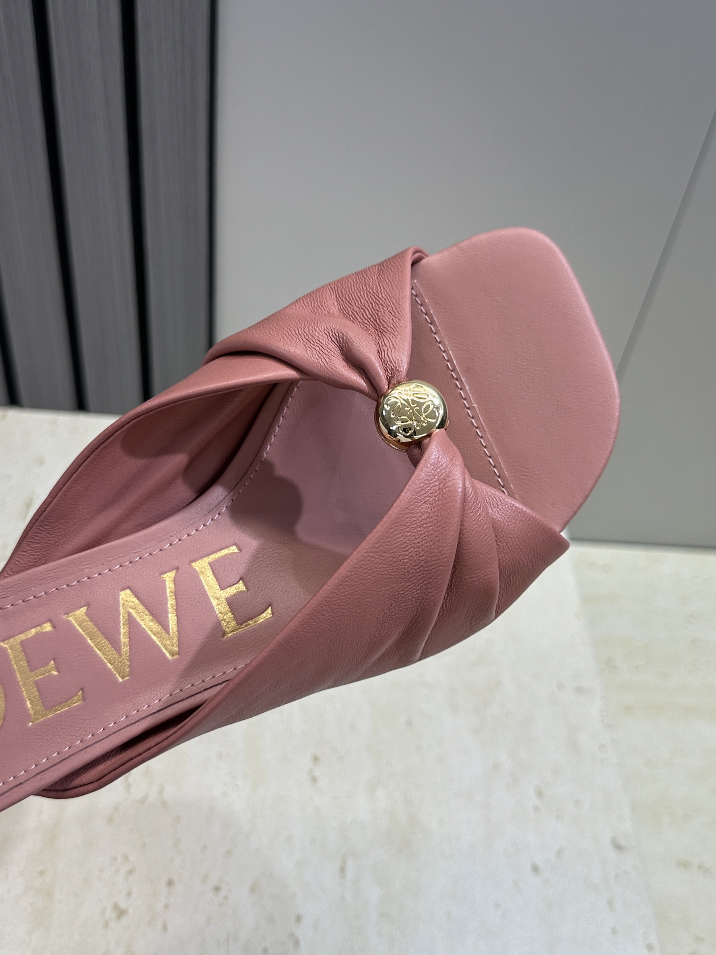 LOEWE 2026早春新款果冻色女鞋  罗意威字母logo五金扣低跟方头露趾凉拖鞋材质：鞋面进口小牛皮