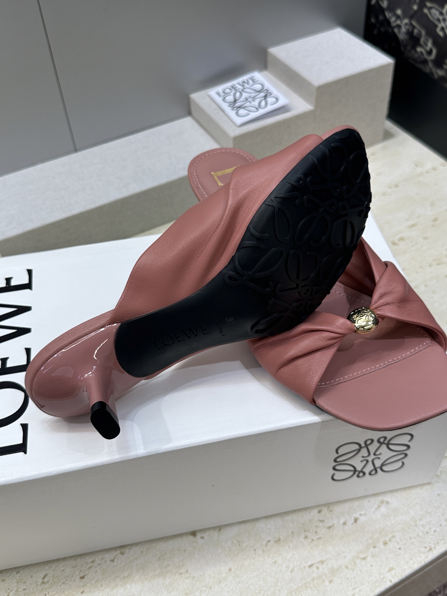 LOEWE 2026早春新款果冻色女鞋  罗意威字母logo五金扣低跟方头露趾凉拖鞋材质：鞋面进口小牛皮