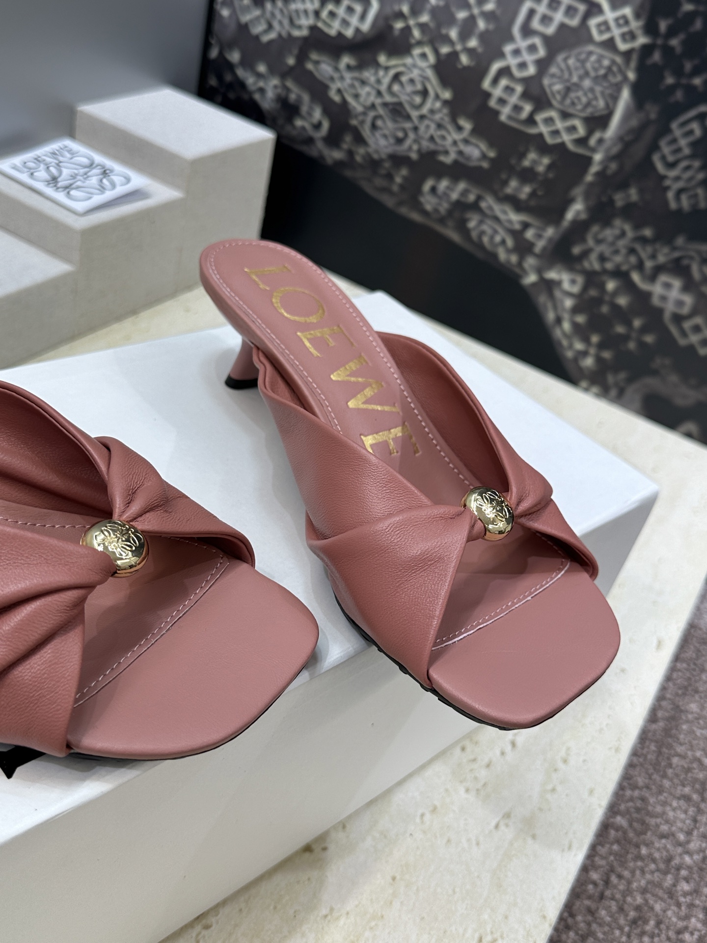 LOEWE 2026早春新款果冻色女鞋  罗意威字母logo五金扣低跟方头露趾凉拖鞋材质：鞋面进口小牛皮