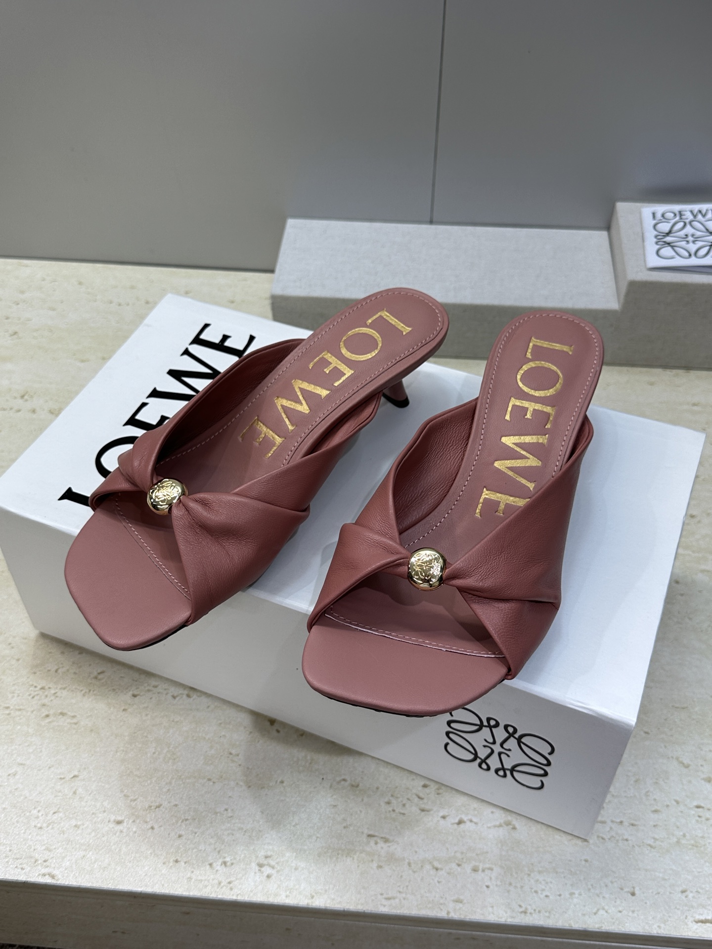 LOEWE 2026早春新款果冻色女鞋  罗意威字母logo五金扣低跟方头露趾凉拖鞋材质：鞋面进口小牛皮