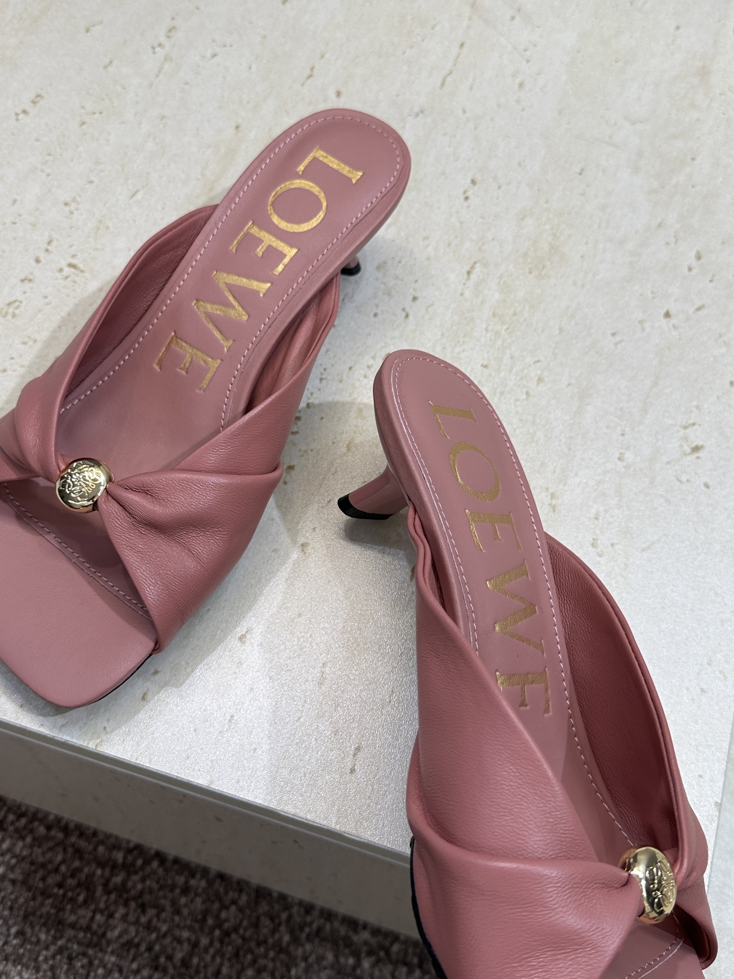 LOEWE 2026早春新款果冻色女鞋  罗意威字母logo五金扣低跟方头露趾凉拖鞋材质：鞋面进口小牛皮