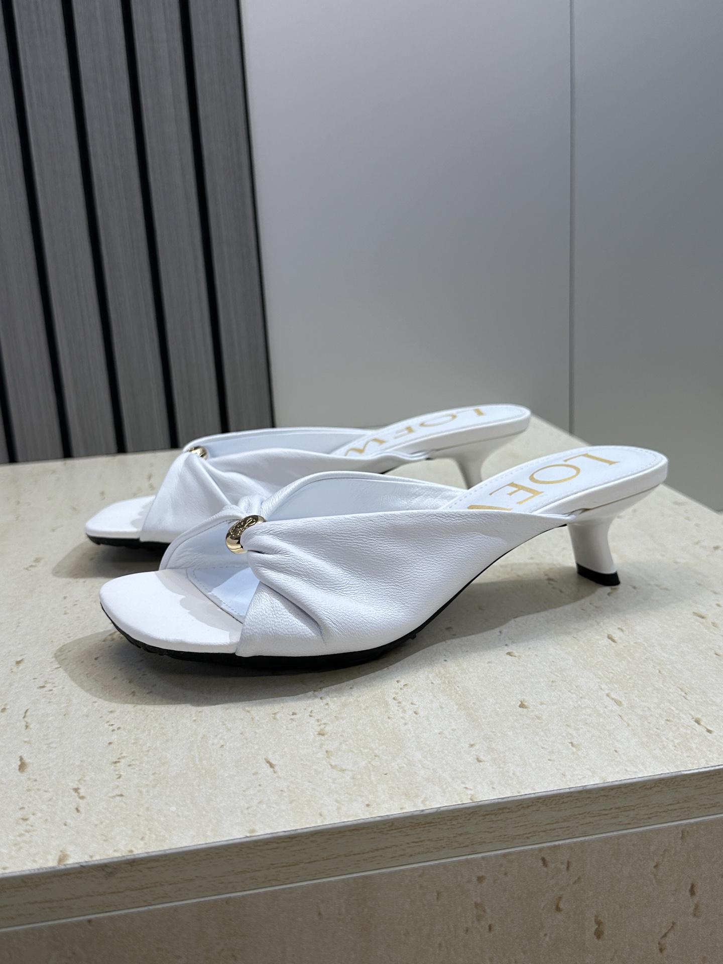 LOEWE 2026早春新款果冻色女鞋  罗意威字母logo五金扣低跟方头露趾凉拖鞋材质：鞋面进口小牛皮
