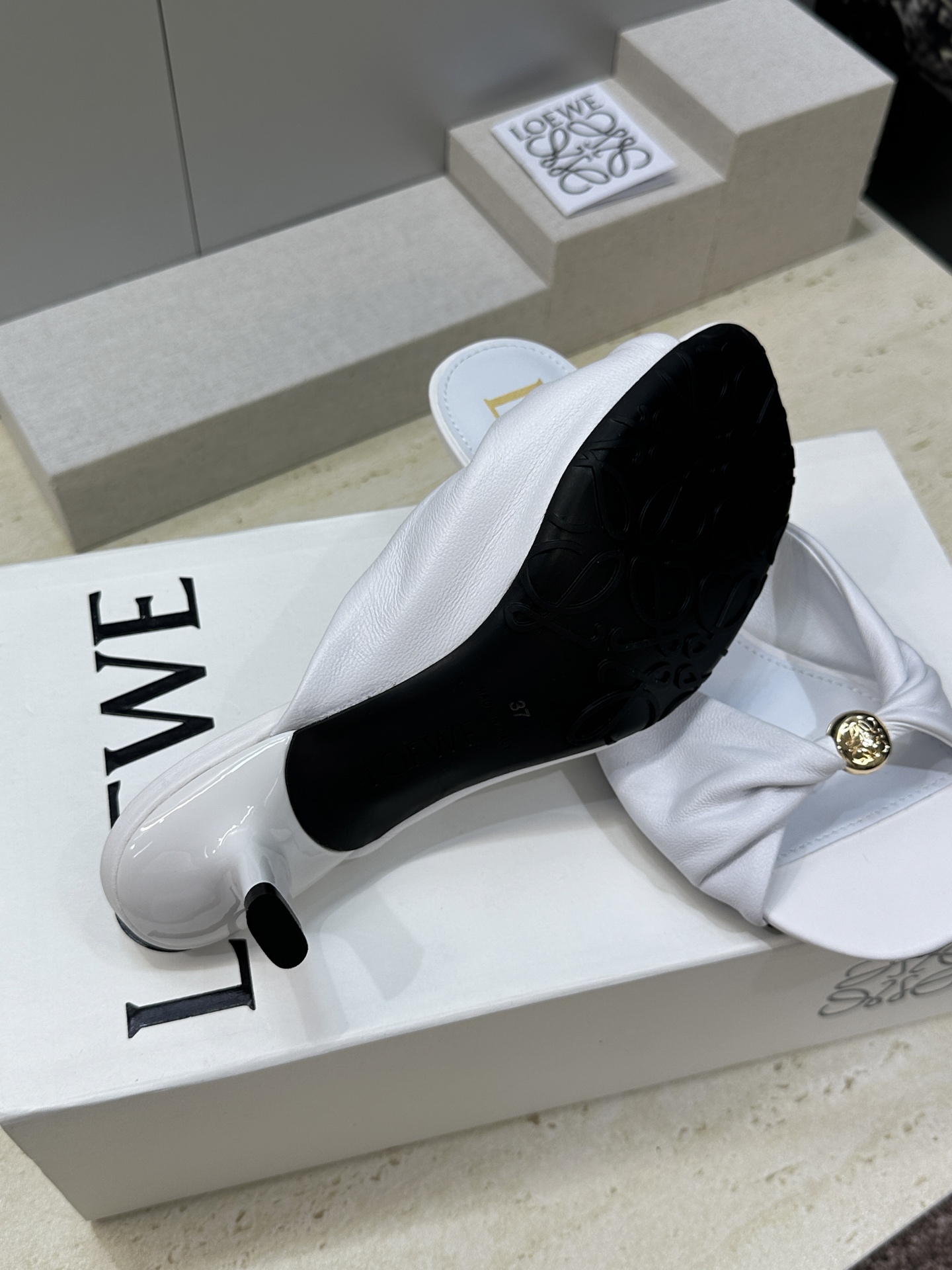 LOEWE 2026早春新款果冻色女鞋  罗意威字母logo五金扣低跟方头露趾凉拖鞋材质：鞋面进口小牛皮