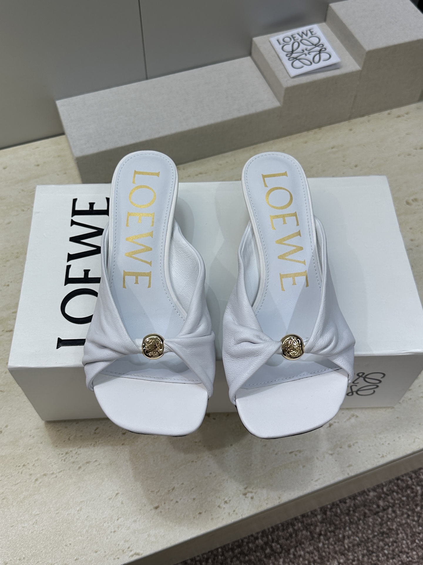 LOEWE 2026早春新款果冻色女鞋  罗意威字母logo五金扣低跟方头露趾凉拖鞋材质：鞋面进口小牛皮