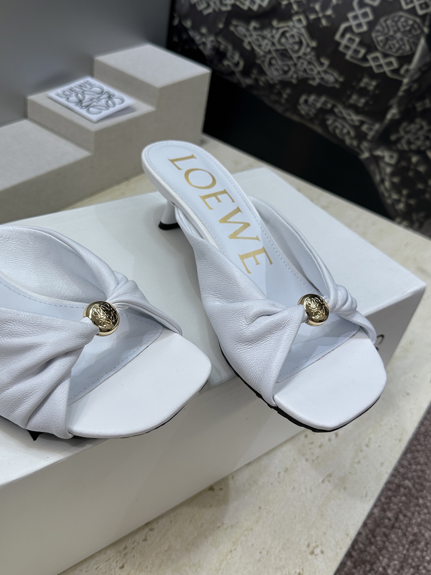 LOEWE 2026早春新款果冻色女鞋  罗意威字母logo五金扣低跟方头露趾凉拖鞋材质：鞋面进口小牛皮