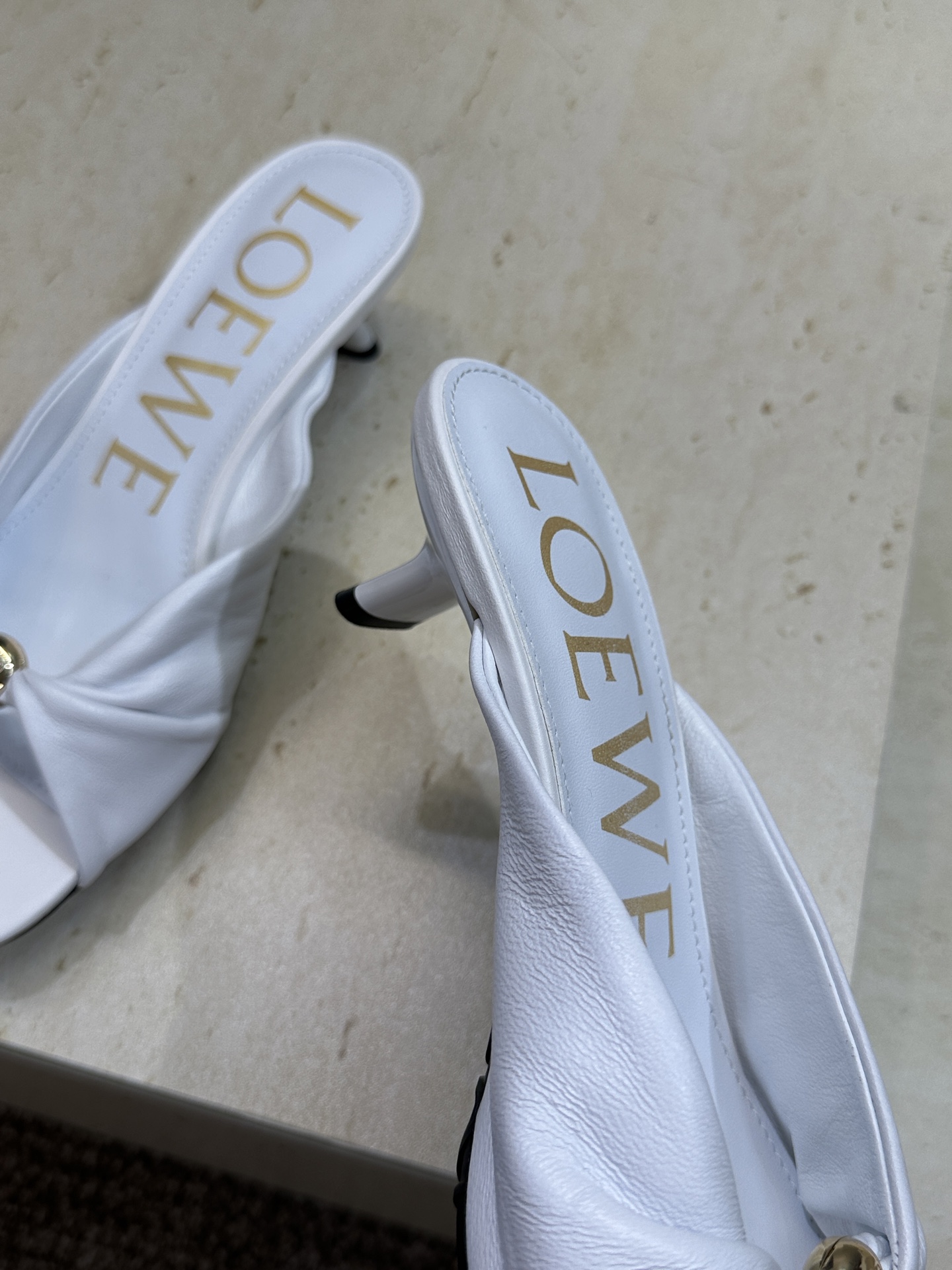 LOEWE 2026早春新款果冻色女鞋  罗意威字母logo五金扣低跟方头露趾凉拖鞋材质：鞋面进口小牛皮