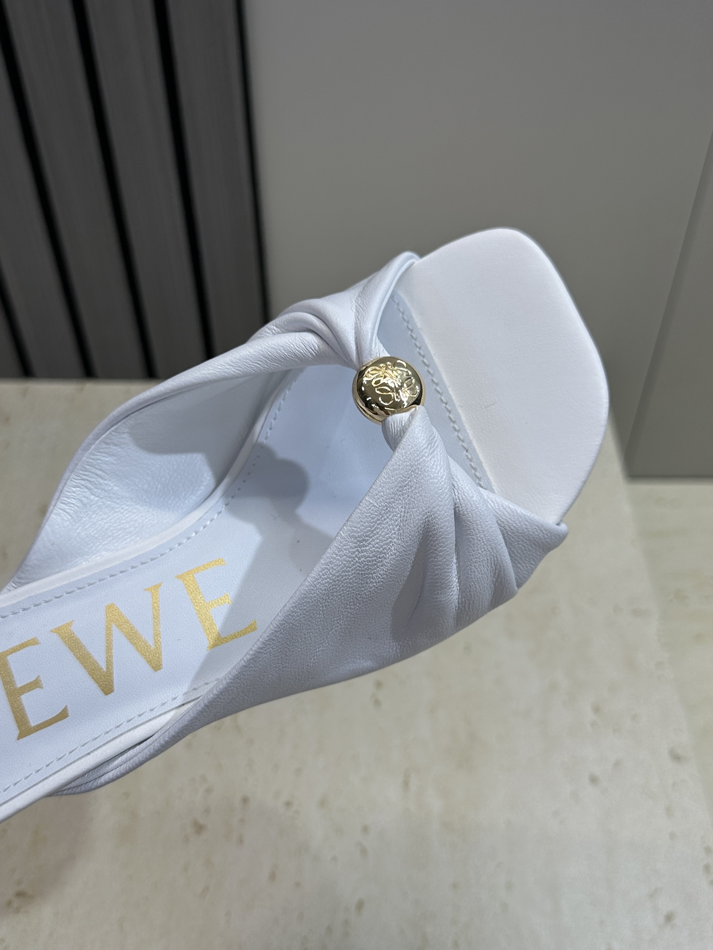 LOEWE 2026早春新款果冻色女鞋  罗意威字母logo五金扣低跟方头露趾凉拖鞋材质：鞋面进口小牛皮