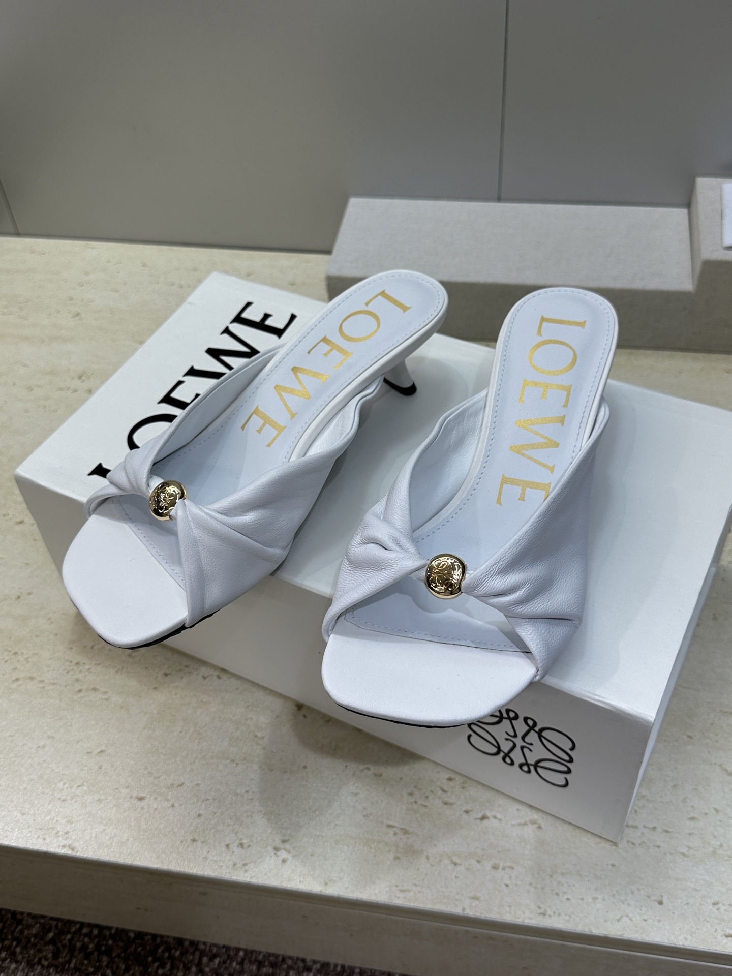LOEWE 2026早春新款果冻色女鞋  罗意威字母logo五金扣低跟方头露趾凉拖鞋材质：鞋面进口小牛皮