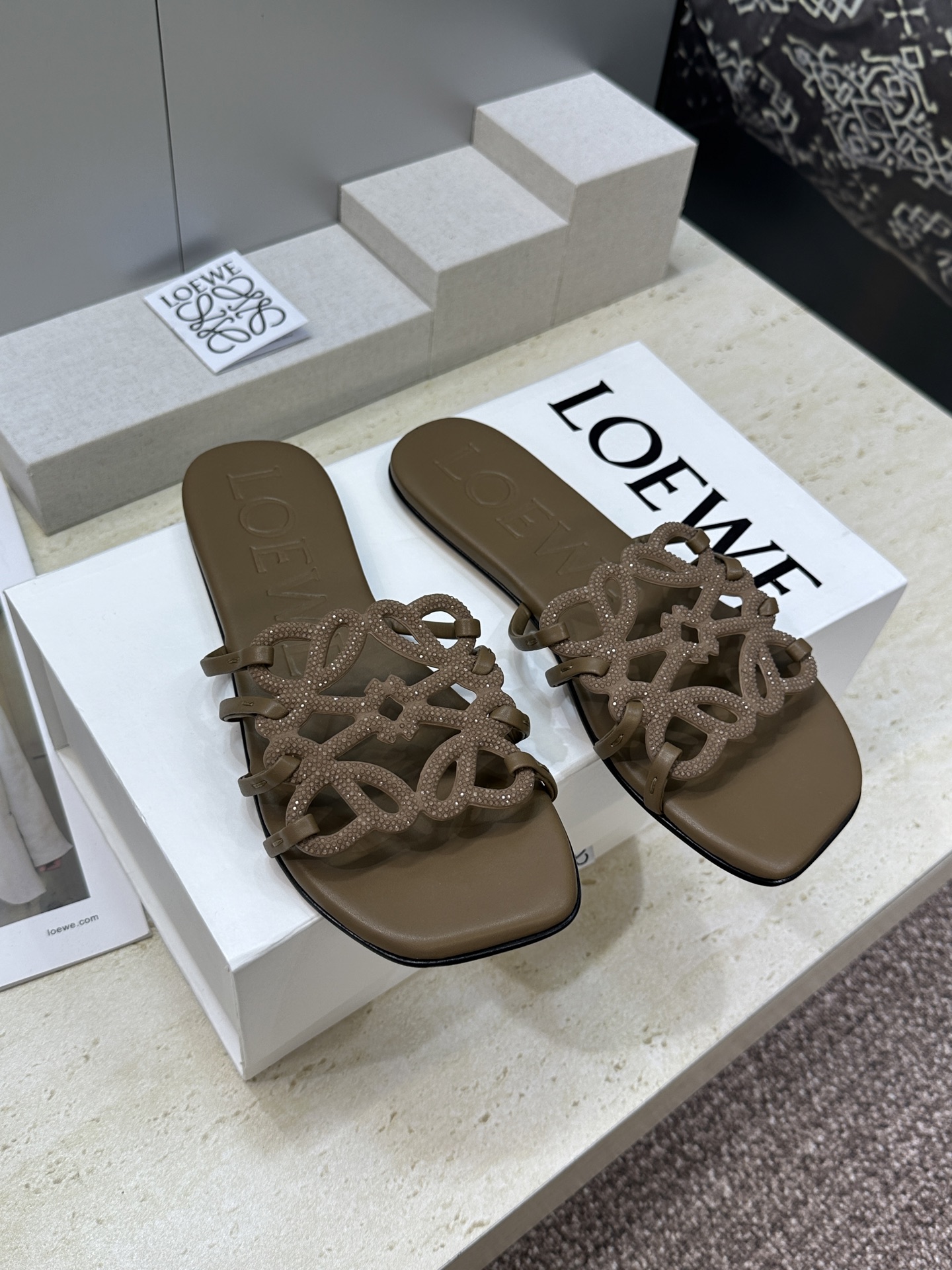LOEWE 2026早春新款果冻色水钻女鞋  罗意威字母logo平底方头镂空露趾凉拖鞋材质：鞋面进口羊猄