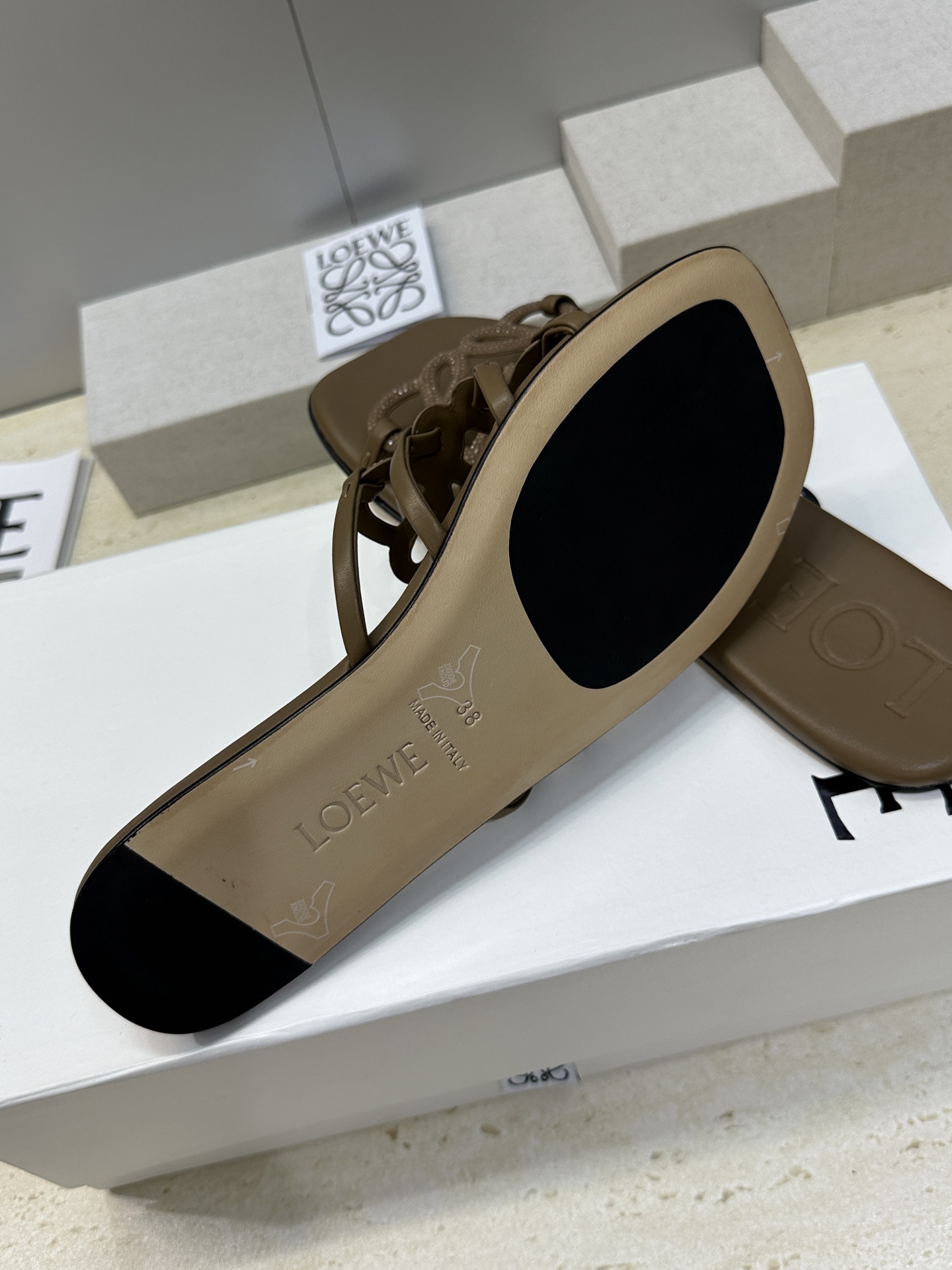 LOEWE 2026早春新款果冻色水钻女鞋  罗意威字母logo平底方头镂空露趾凉拖鞋材质：鞋面进口羊猄