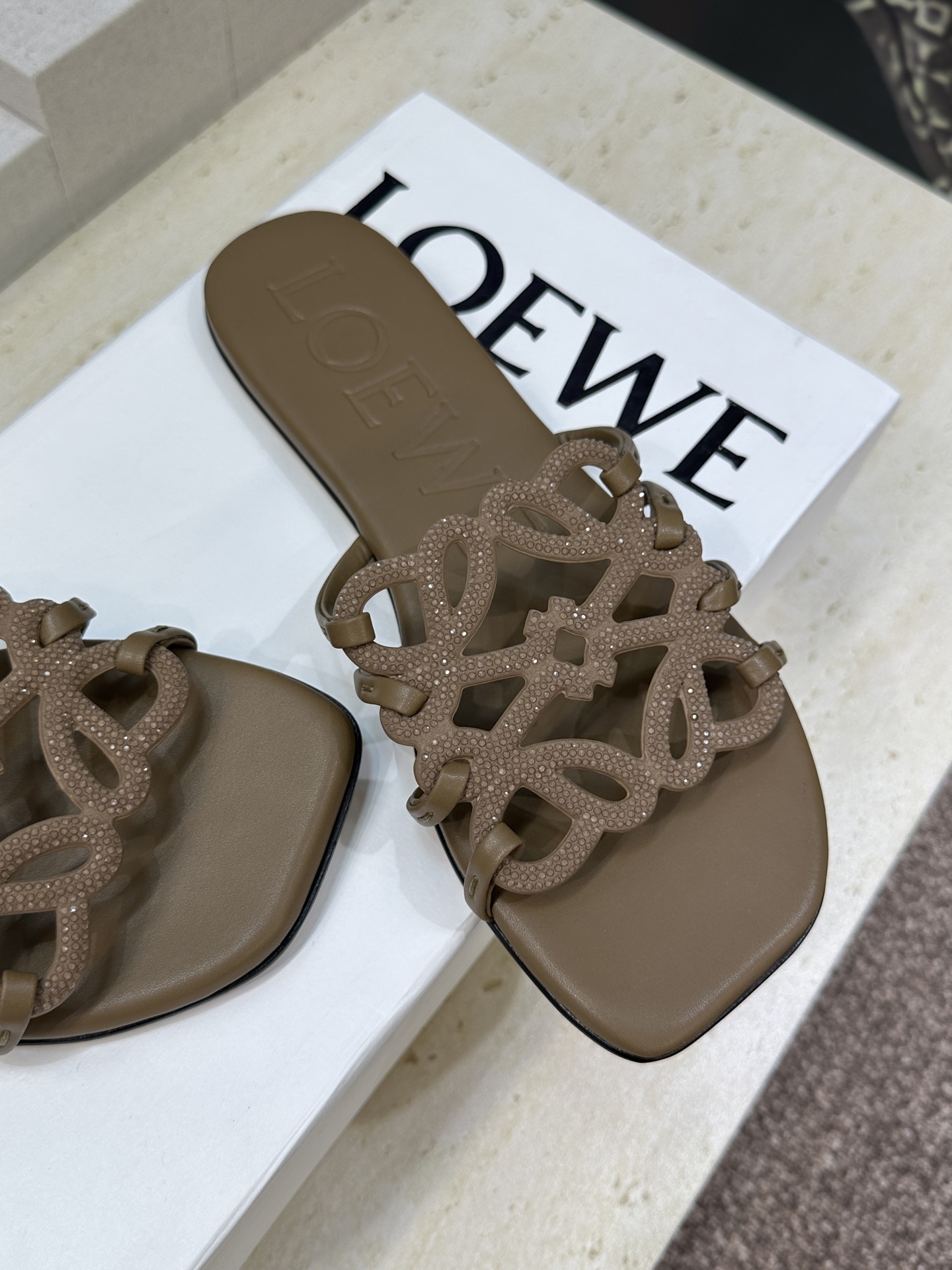 LOEWE 2026早春新款果冻色水钻女鞋  罗意威字母logo平底方头镂空露趾凉拖鞋材质：鞋面进口羊猄
