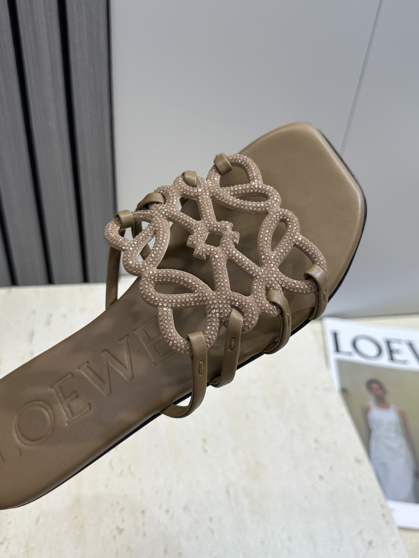 LOEWE 2026早春新款果冻色水钻女鞋  罗意威字母logo平底方头镂空露趾凉拖鞋材质：鞋面进口羊猄