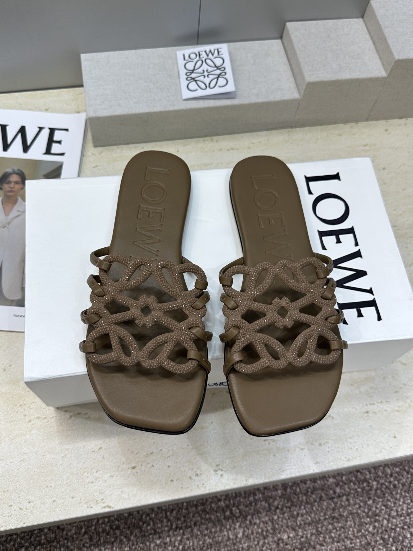 LOEWE 2026早春新款果冻色水钻女鞋  罗意威字母logo平底方头镂空露趾凉拖鞋材质：鞋面进口羊猄
