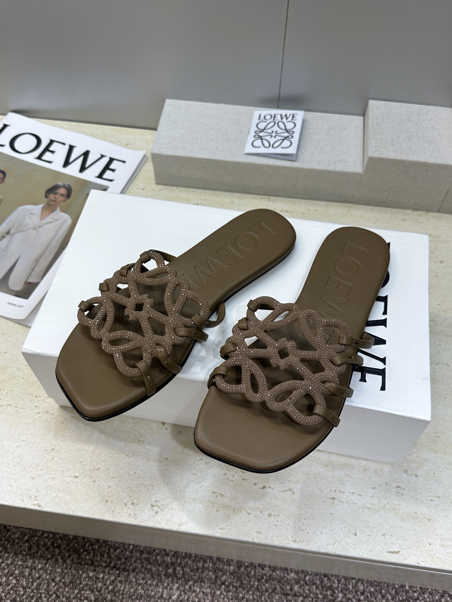 LOEWE 2026早春新款果冻色水钻女鞋  罗意威字母logo平底方头镂空露趾凉拖鞋材质：鞋面进口羊猄