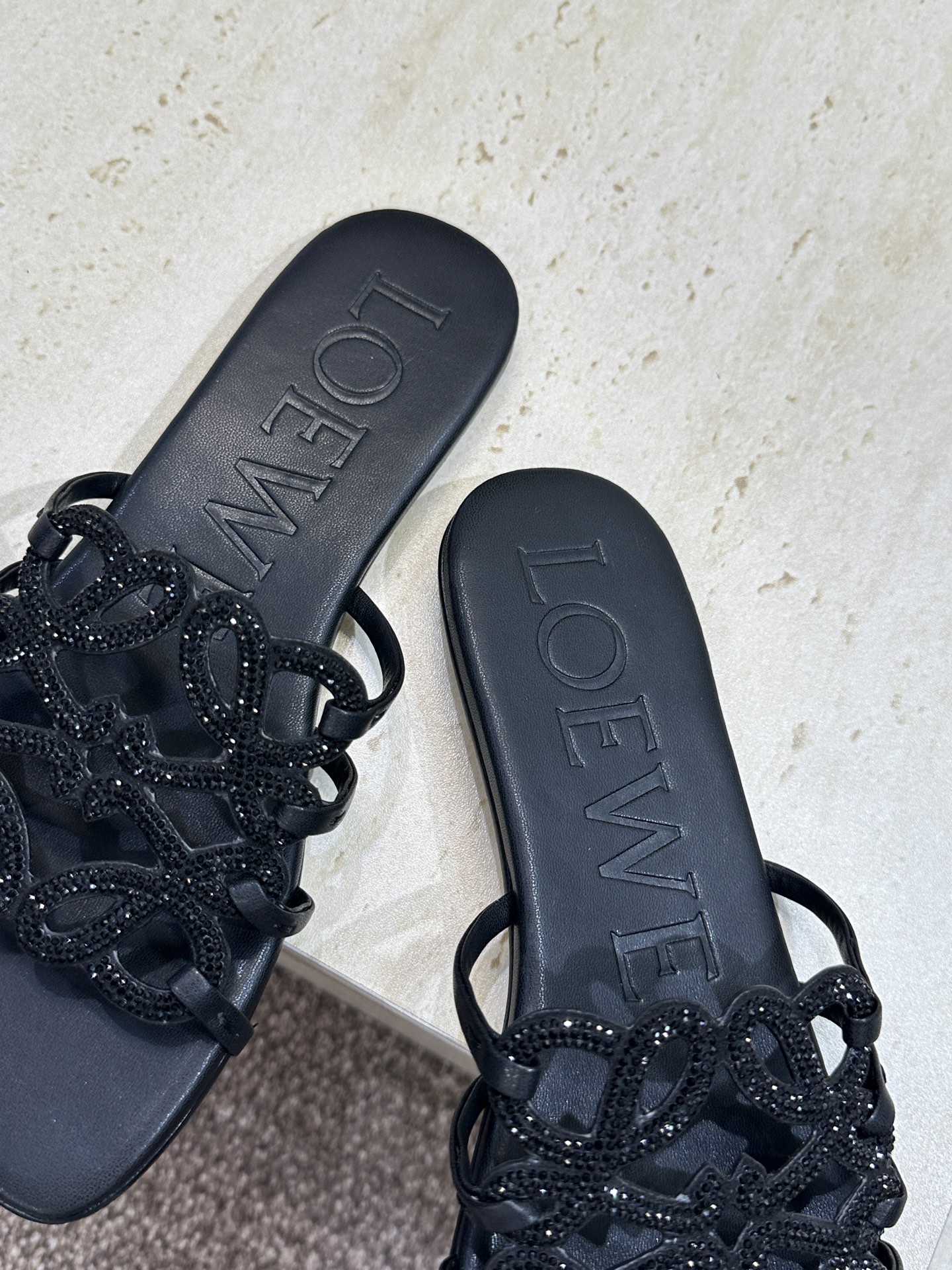LOEWE 2026早春新款果冻色水钻女鞋  罗意威字母logo平底方头镂空露趾凉拖鞋材质：鞋面进口羊猄