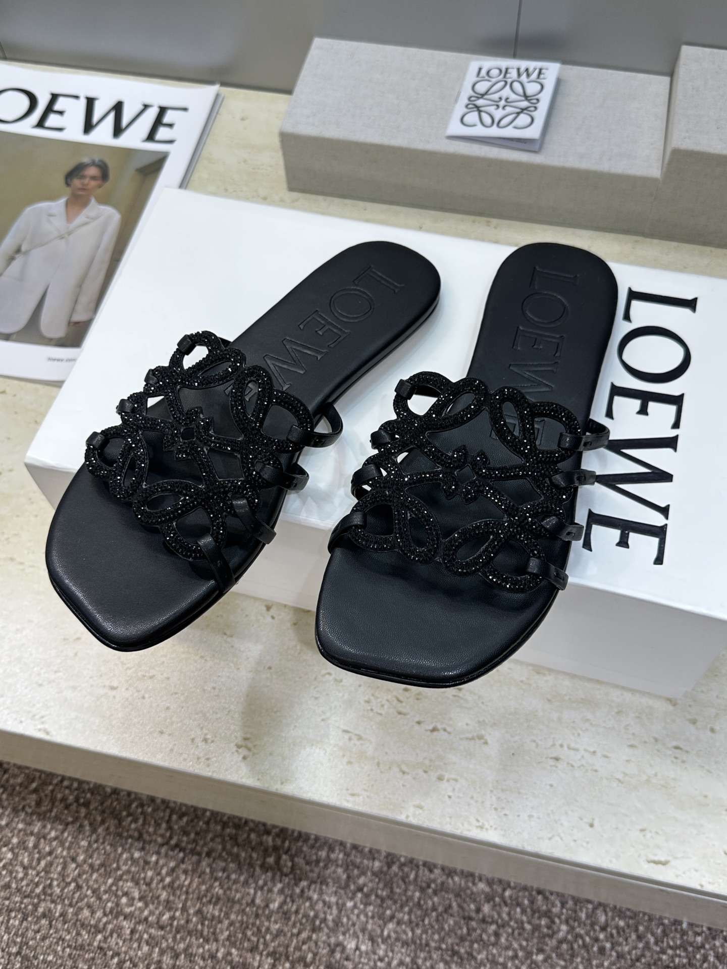LOEWE 2026早春新款果冻色水钻女鞋  罗意威字母logo平底方头镂空露趾凉拖鞋材质：鞋面进口羊猄