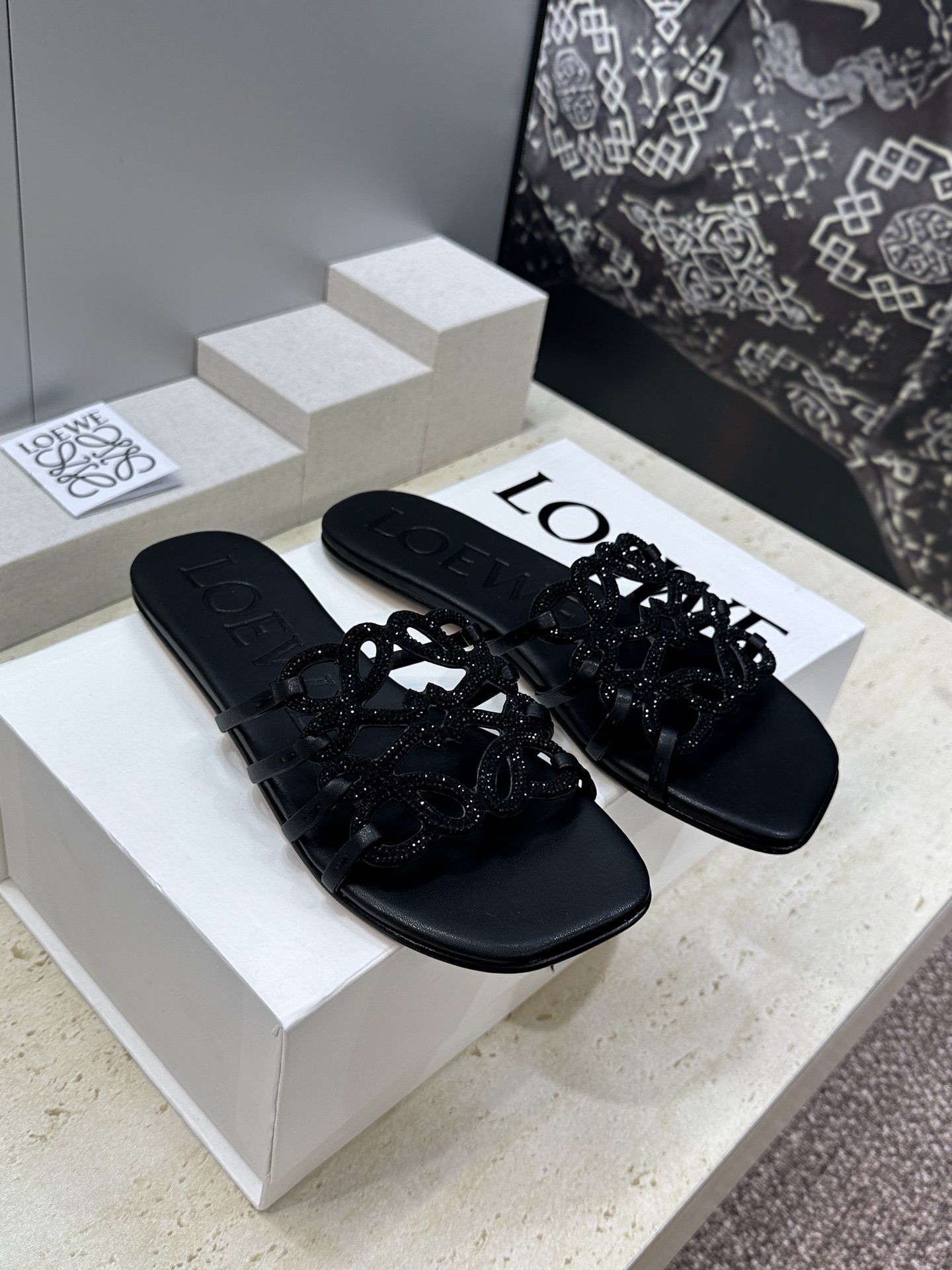 LOEWE 2026早春新款果冻色水钻女鞋  罗意威字母logo平底方头镂空露趾凉拖鞋材质：鞋面进口羊猄