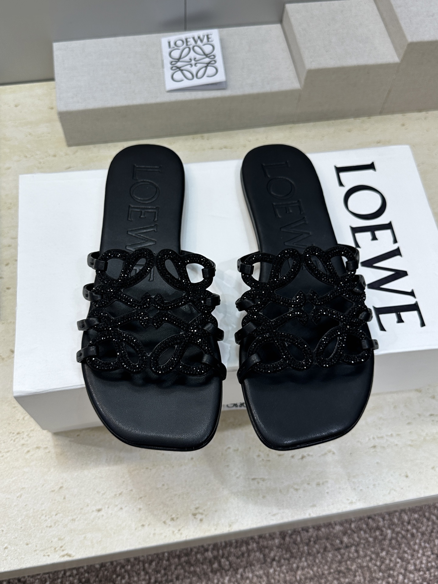 LOEWE 2026早春新款果冻色水钻女鞋  罗意威字母logo平底方头镂空露趾凉拖鞋材质：鞋面进口羊猄
