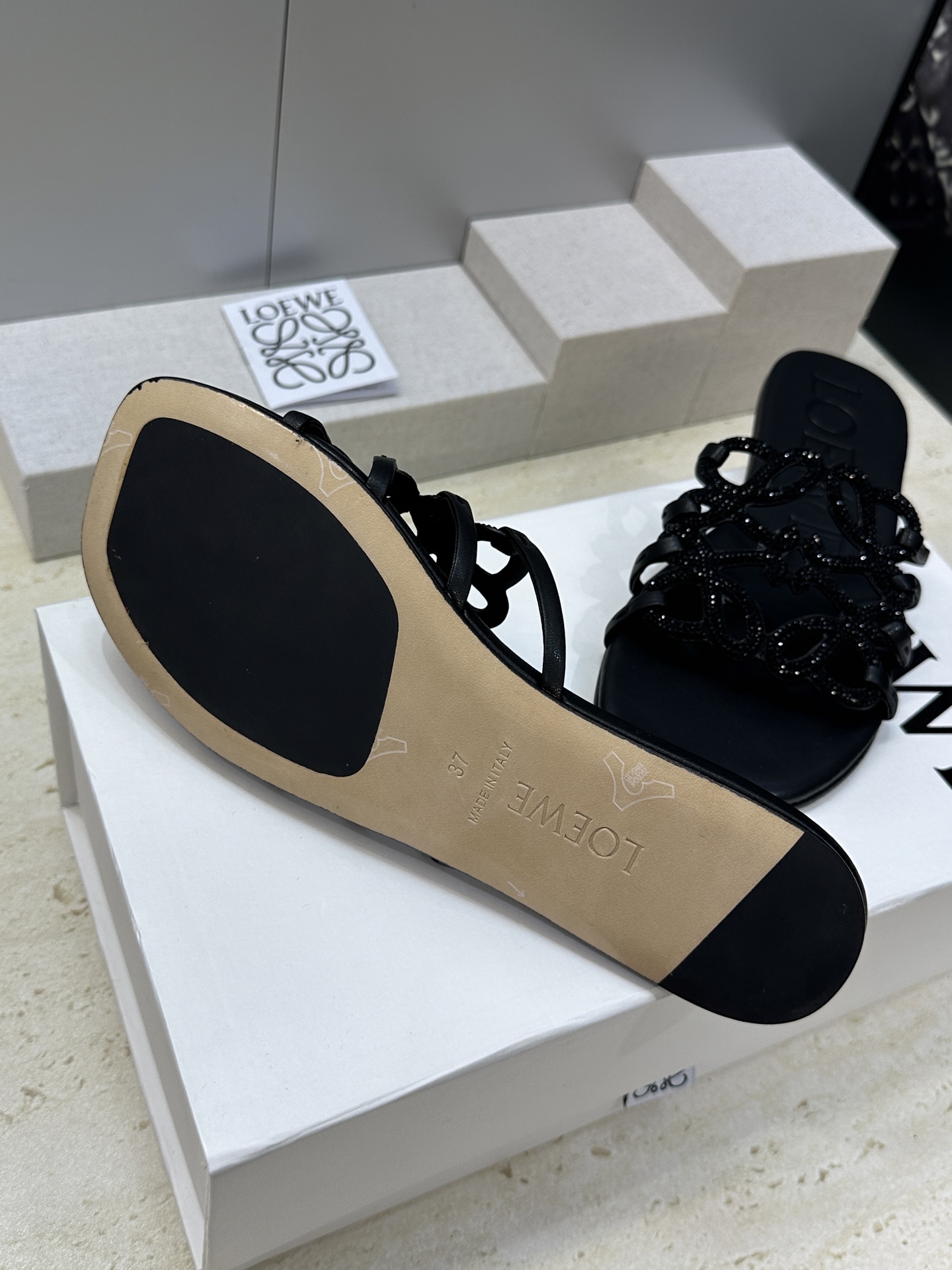 LOEWE 2026早春新款果冻色水钻女鞋  罗意威字母logo平底方头镂空露趾凉拖鞋材质：鞋面进口羊猄