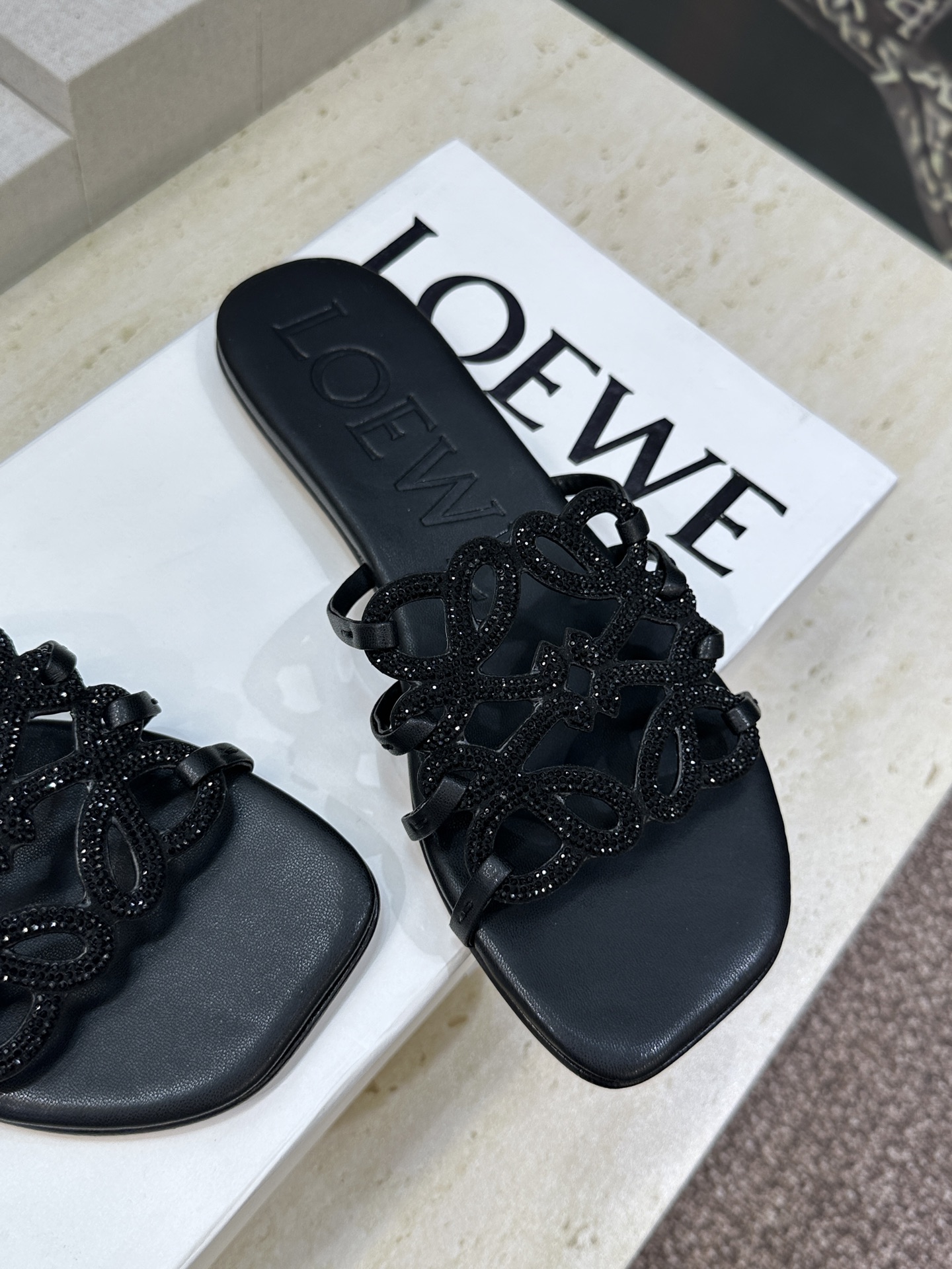 LOEWE 2026早春新款果冻色水钻女鞋  罗意威字母logo平底方头镂空露趾凉拖鞋材质：鞋面进口羊猄