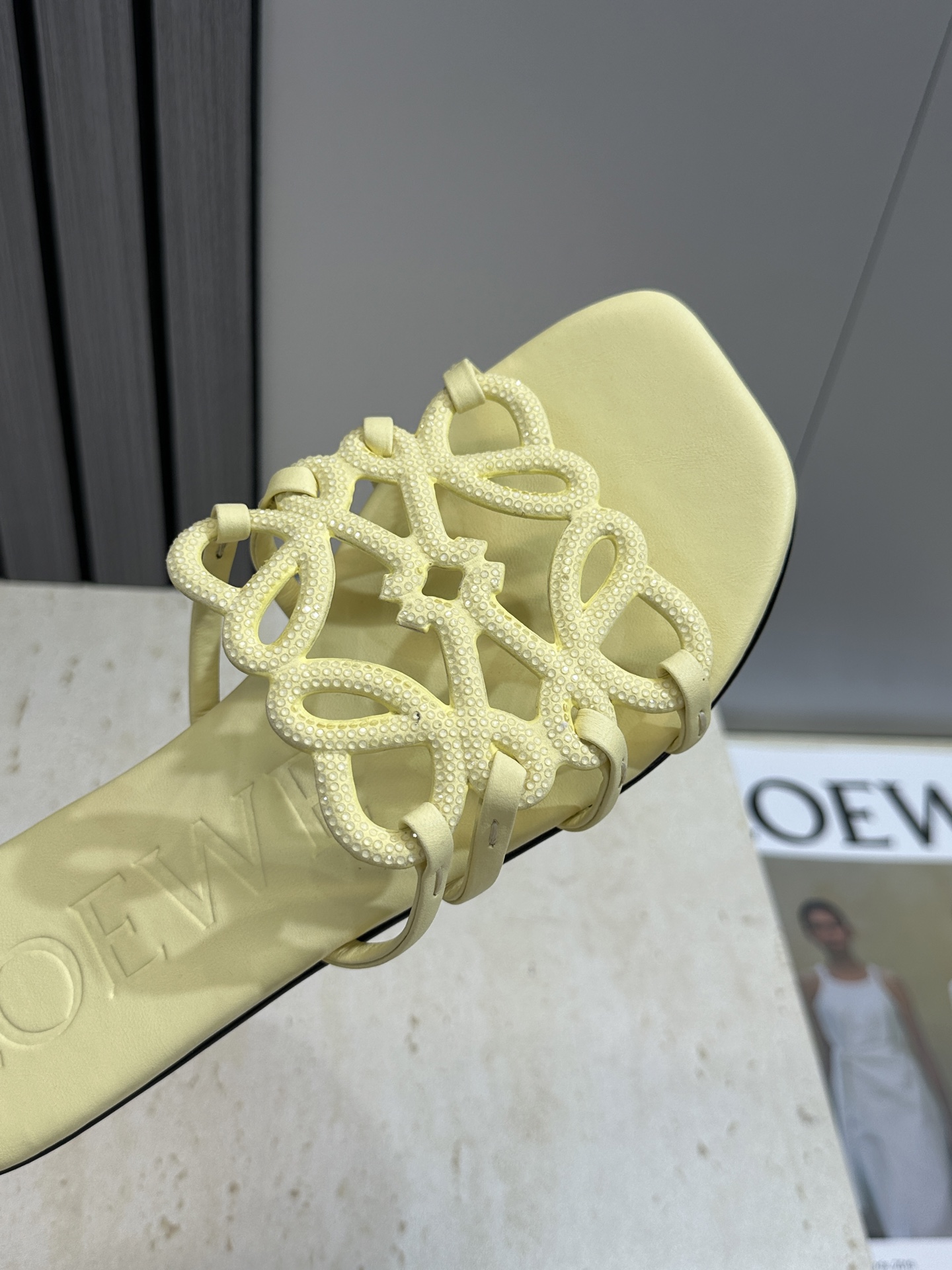 LOEWE 2026早春新款果冻色水钻女鞋  罗意威字母logo平底方头镂空露趾凉拖鞋材质：鞋面进口羊猄