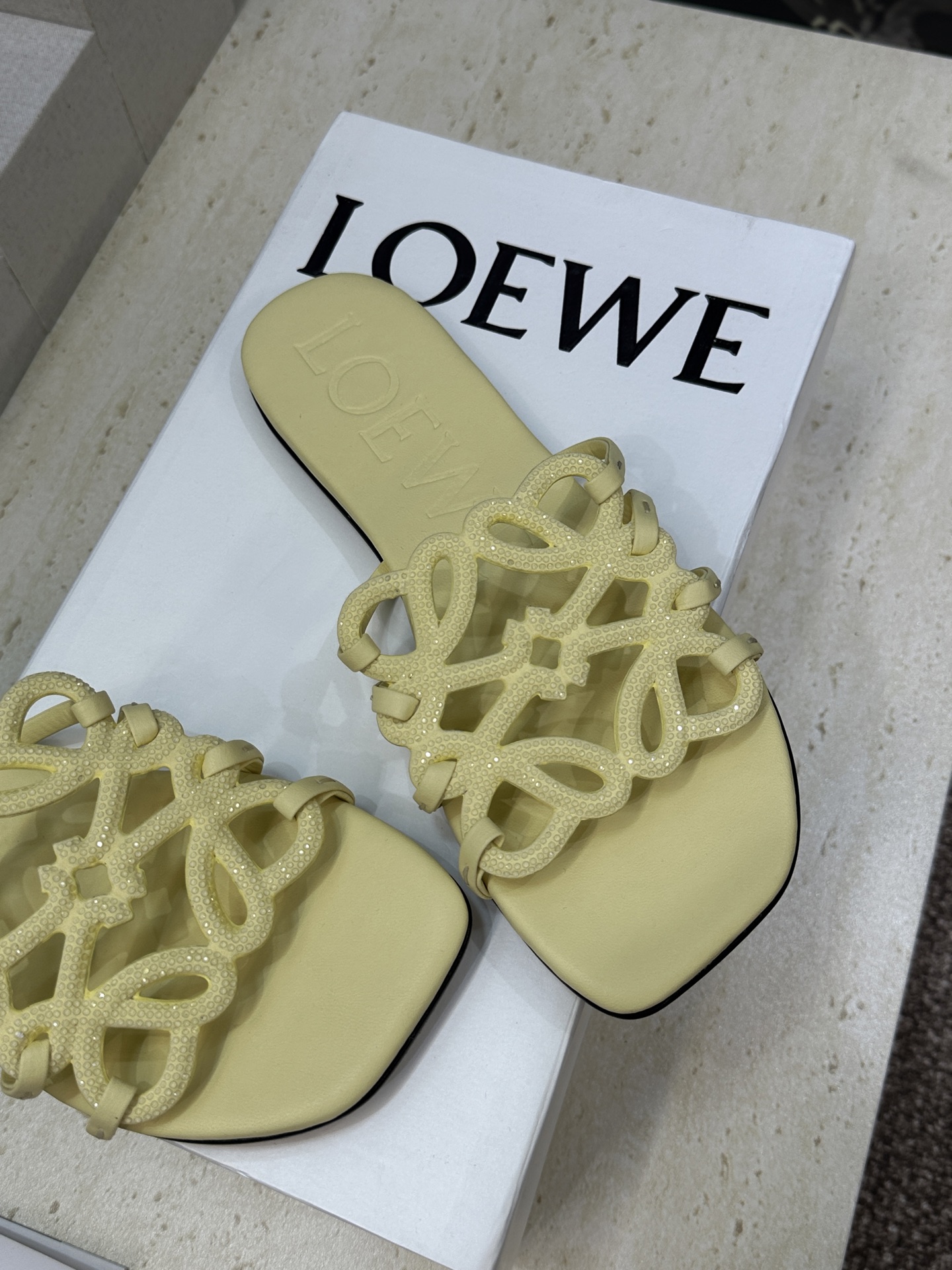 LOEWE 2026早春新款果冻色水钻女鞋  罗意威字母logo平底方头镂空露趾凉拖鞋材质：鞋面进口羊猄