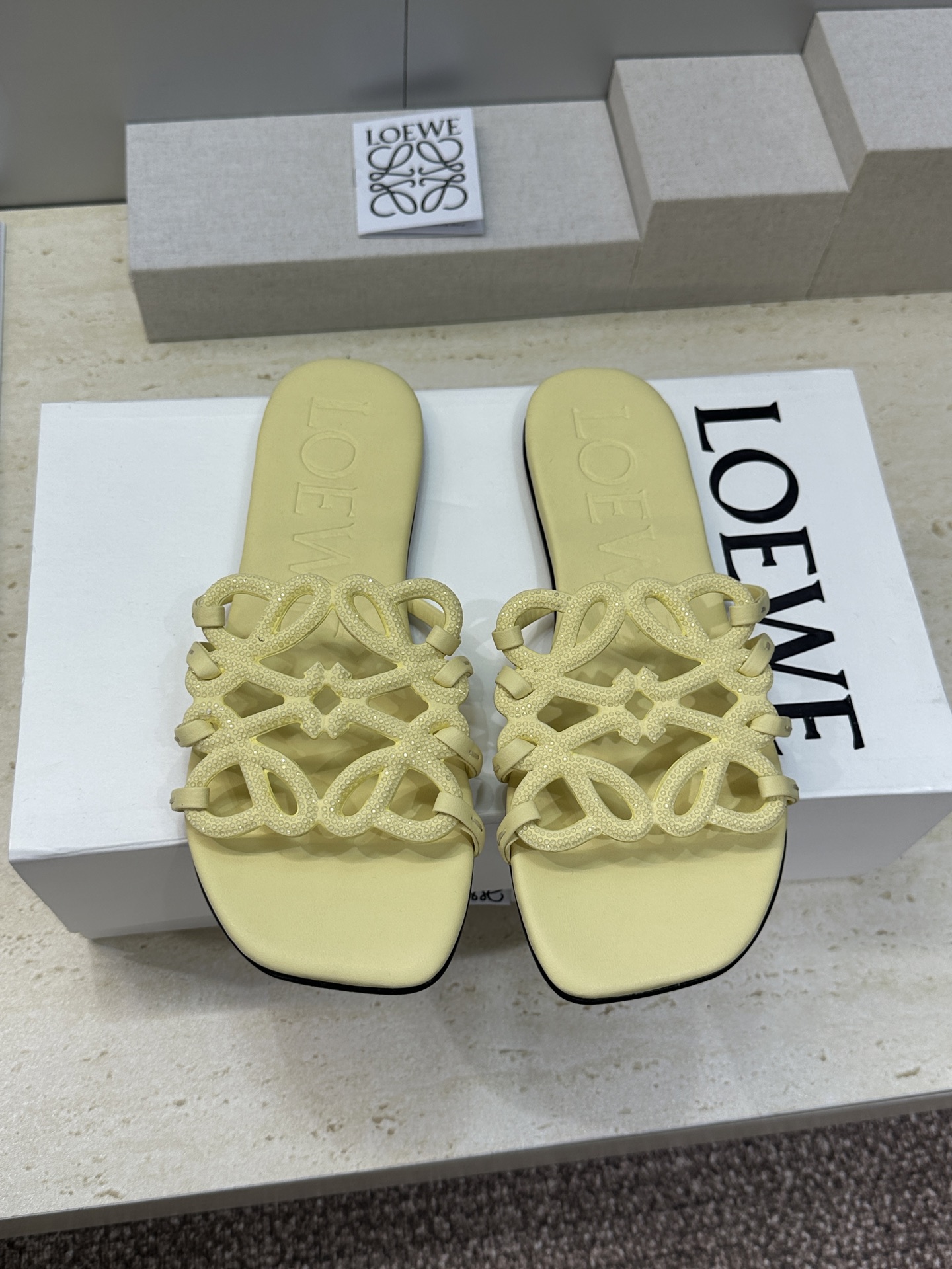 LOEWE 2026早春新款果冻色水钻女鞋  罗意威字母logo平底方头镂空露趾凉拖鞋材质：鞋面进口羊猄