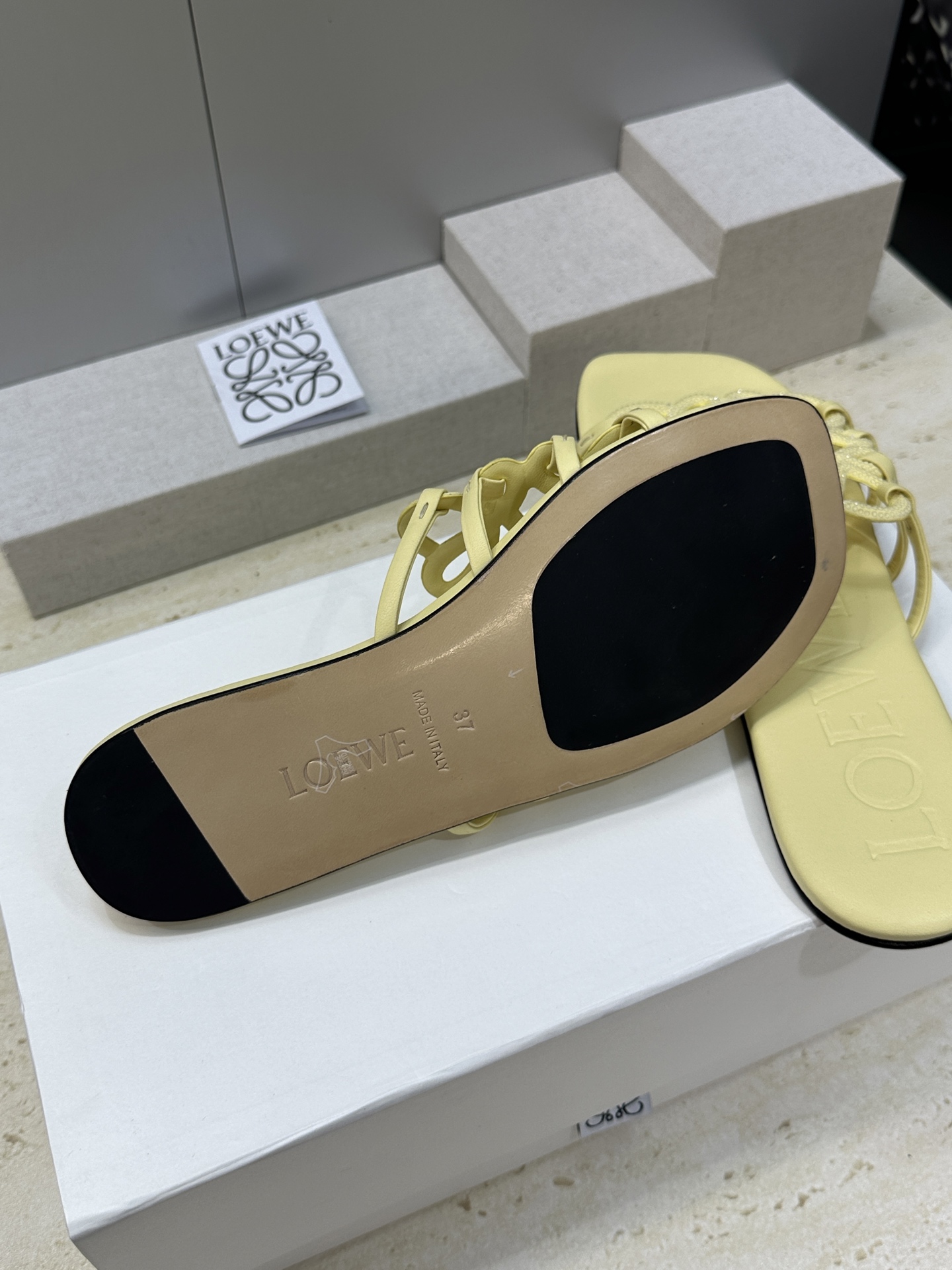 LOEWE 2026早春新款果冻色水钻女鞋  罗意威字母logo平底方头镂空露趾凉拖鞋材质：鞋面进口羊猄