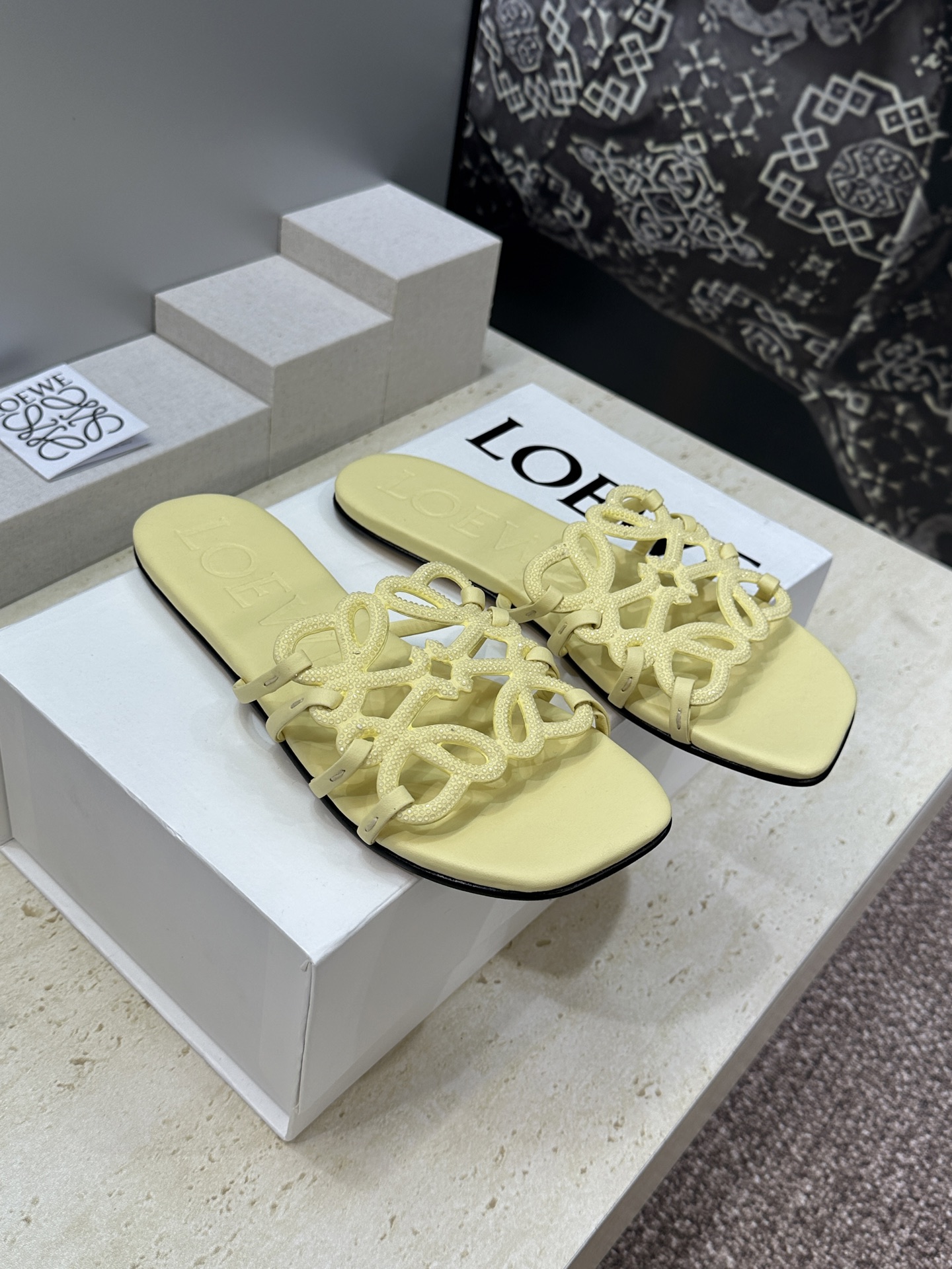 LOEWE 2026早春新款果冻色水钻女鞋  罗意威字母logo平底方头镂空露趾凉拖鞋材质：鞋面进口羊猄