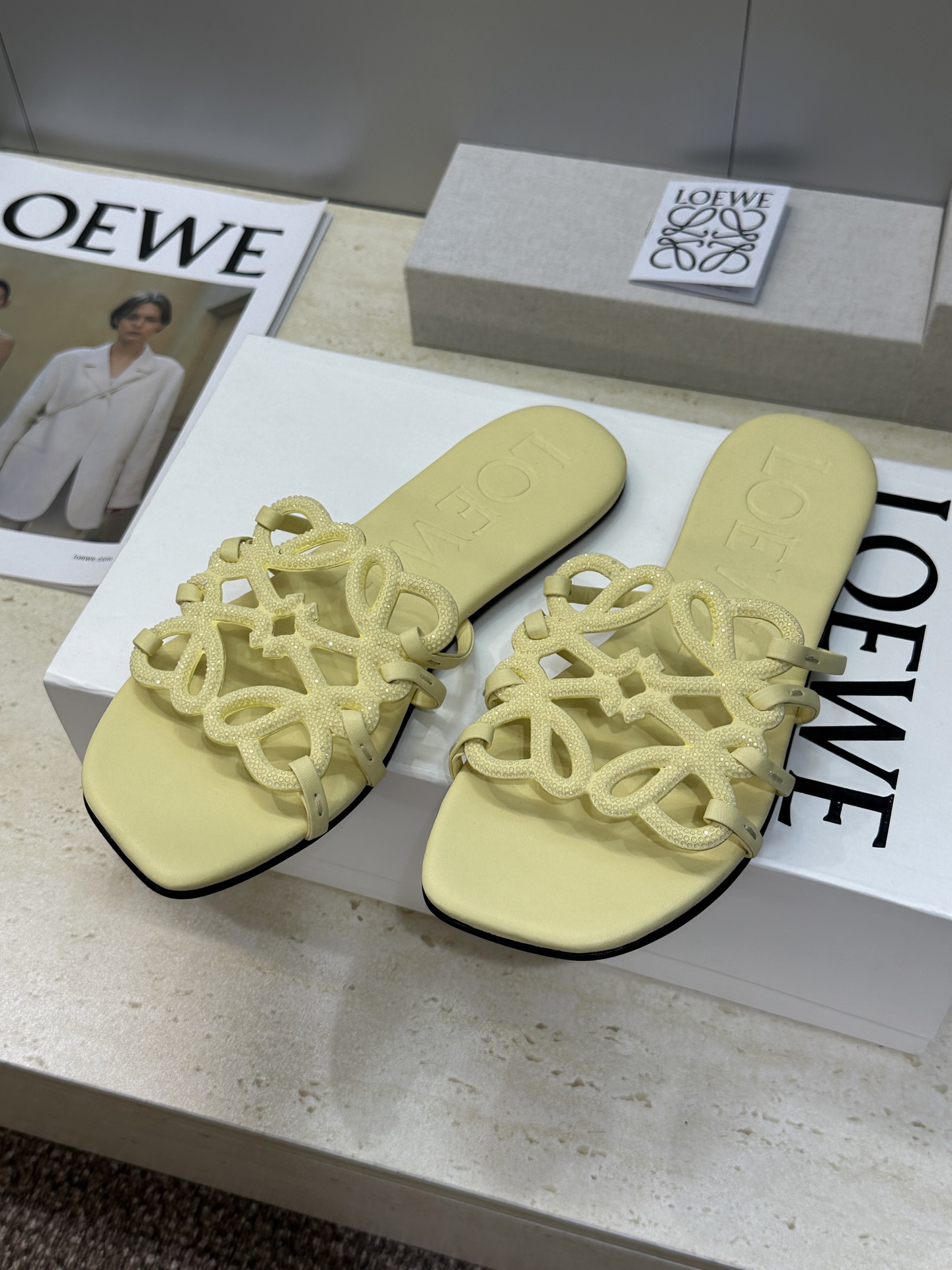 LOEWE 2026早春新款果冻色水钻女鞋  罗意威字母logo平底方头镂空露趾凉拖鞋材质：鞋面进口羊猄