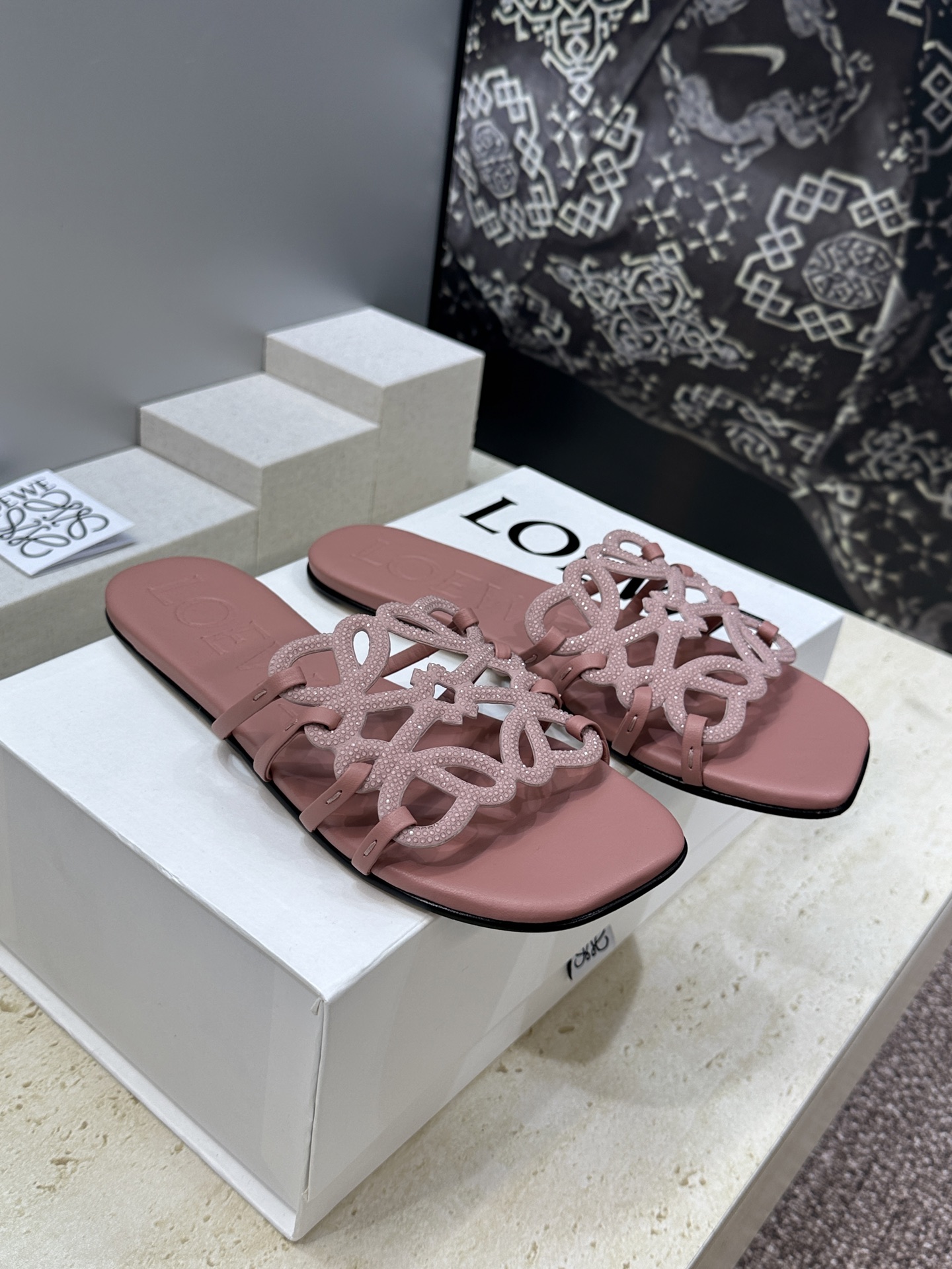 LOEWE 2026早春新款果冻色水钻女鞋  罗意威字母logo平底方头镂空露趾凉拖鞋材质：鞋面进口羊猄