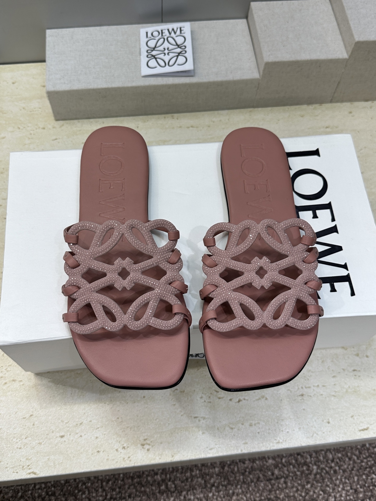 LOEWE 2026早春新款果冻色水钻女鞋  罗意威字母logo平底方头镂空露趾凉拖鞋材质：鞋面进口羊猄