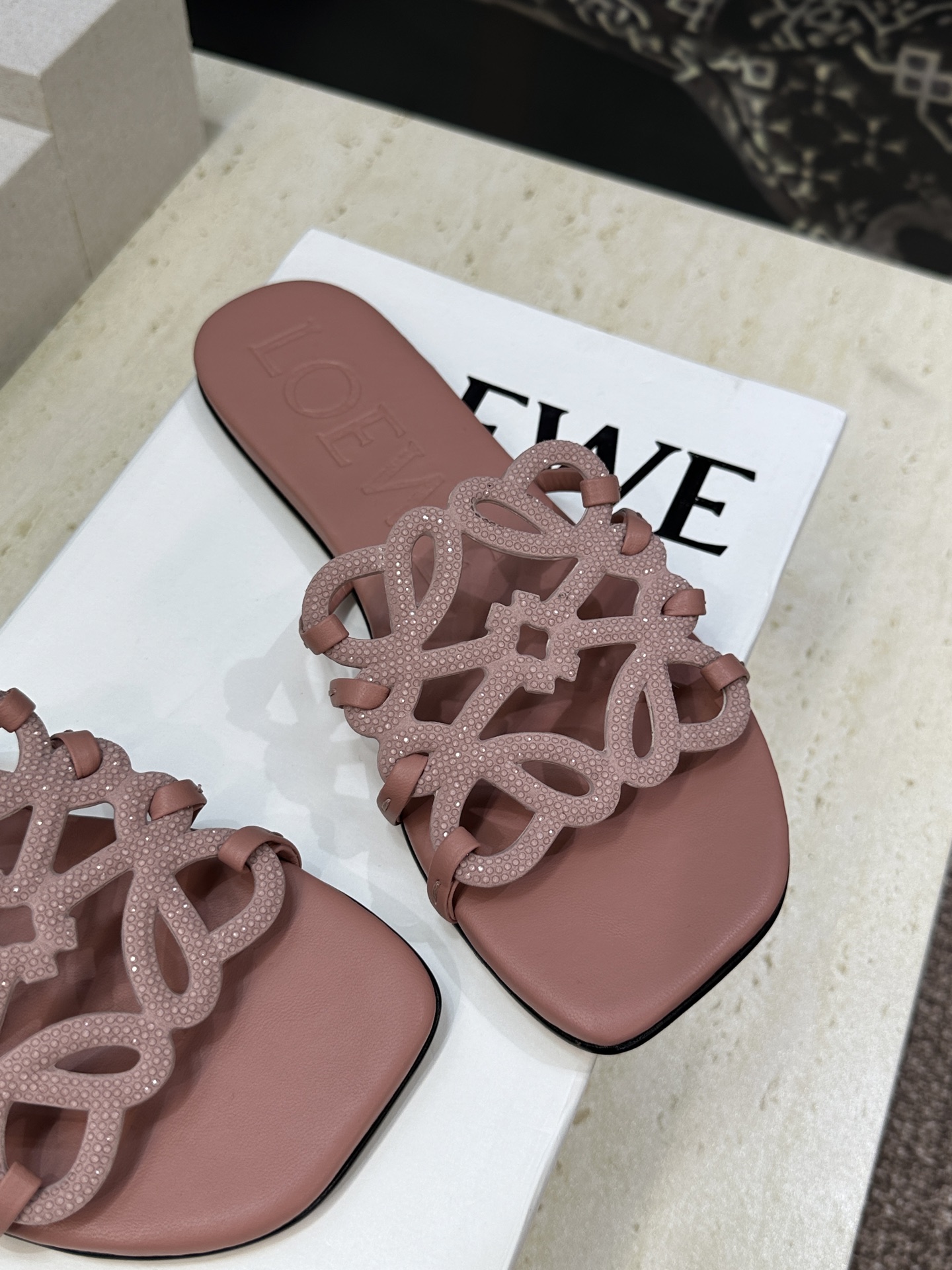 LOEWE 2026早春新款果冻色水钻女鞋  罗意威字母logo平底方头镂空露趾凉拖鞋材质：鞋面进口羊猄
