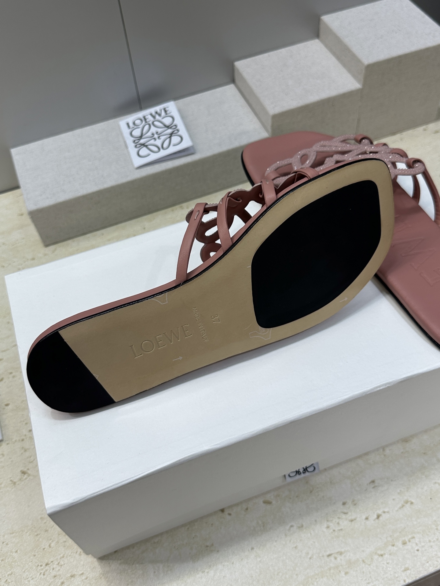 LOEWE 2026早春新款果冻色水钻女鞋  罗意威字母logo平底方头镂空露趾凉拖鞋材质：鞋面进口羊猄