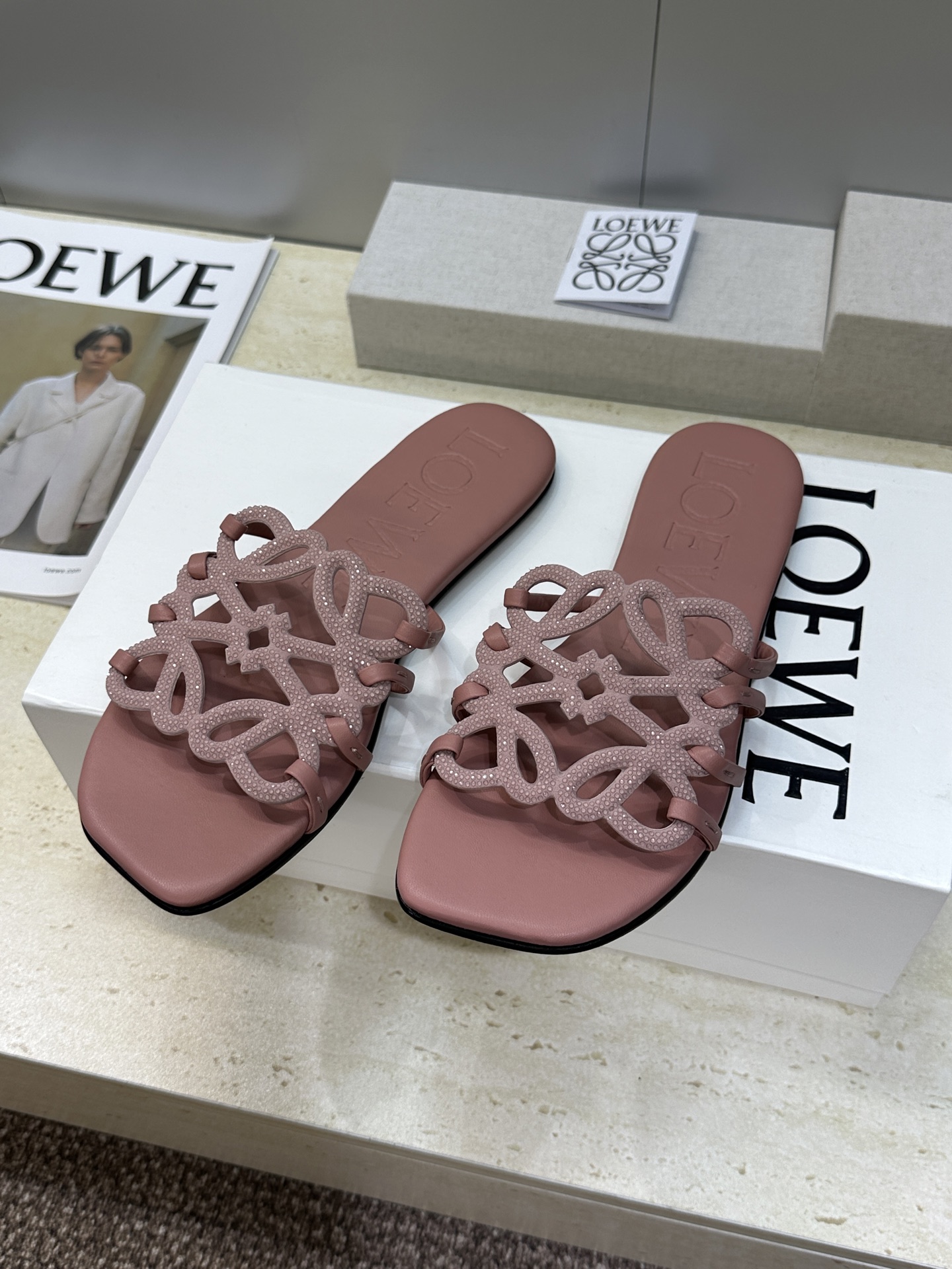 LOEWE 2026早春新款果冻色水钻女鞋  罗意威字母logo平底方头镂空露趾凉拖鞋材质：鞋面进口羊猄