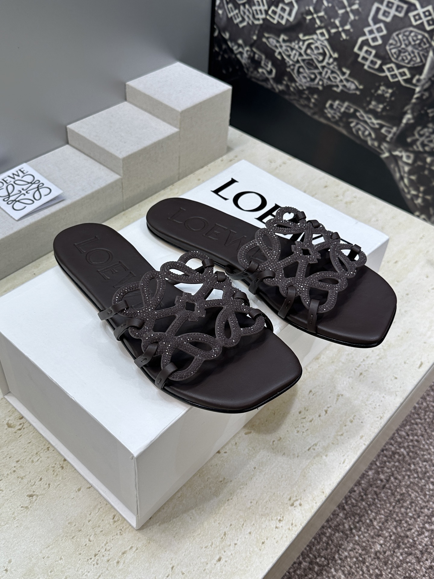 LOEWE 2026早春新款果冻色水钻女鞋  罗意威字母logo平底方头镂空露趾凉拖鞋材质：鞋面进口羊猄