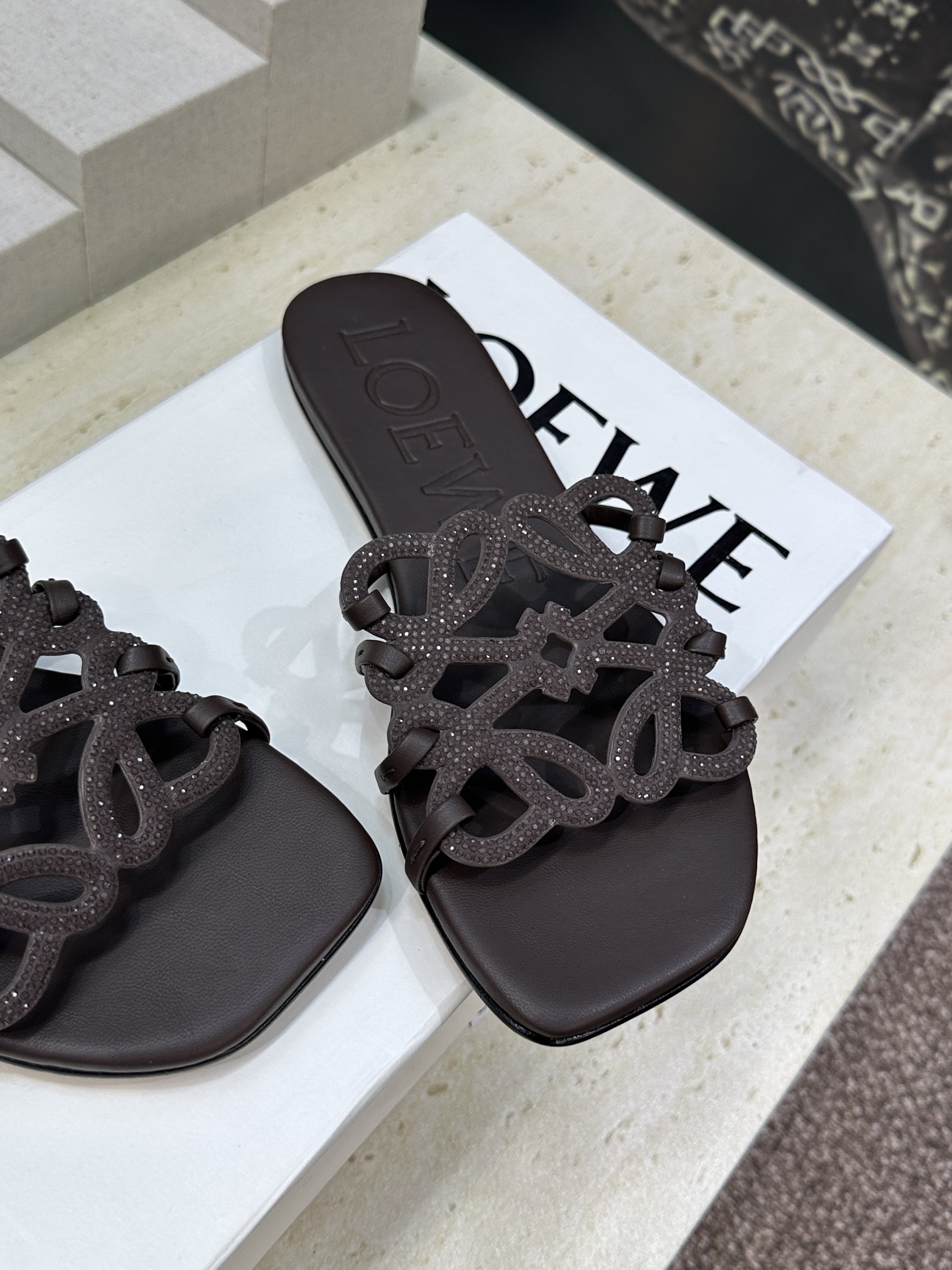 LOEWE 2026早春新款果冻色水钻女鞋  罗意威字母logo平底方头镂空露趾凉拖鞋材质：鞋面进口羊猄
