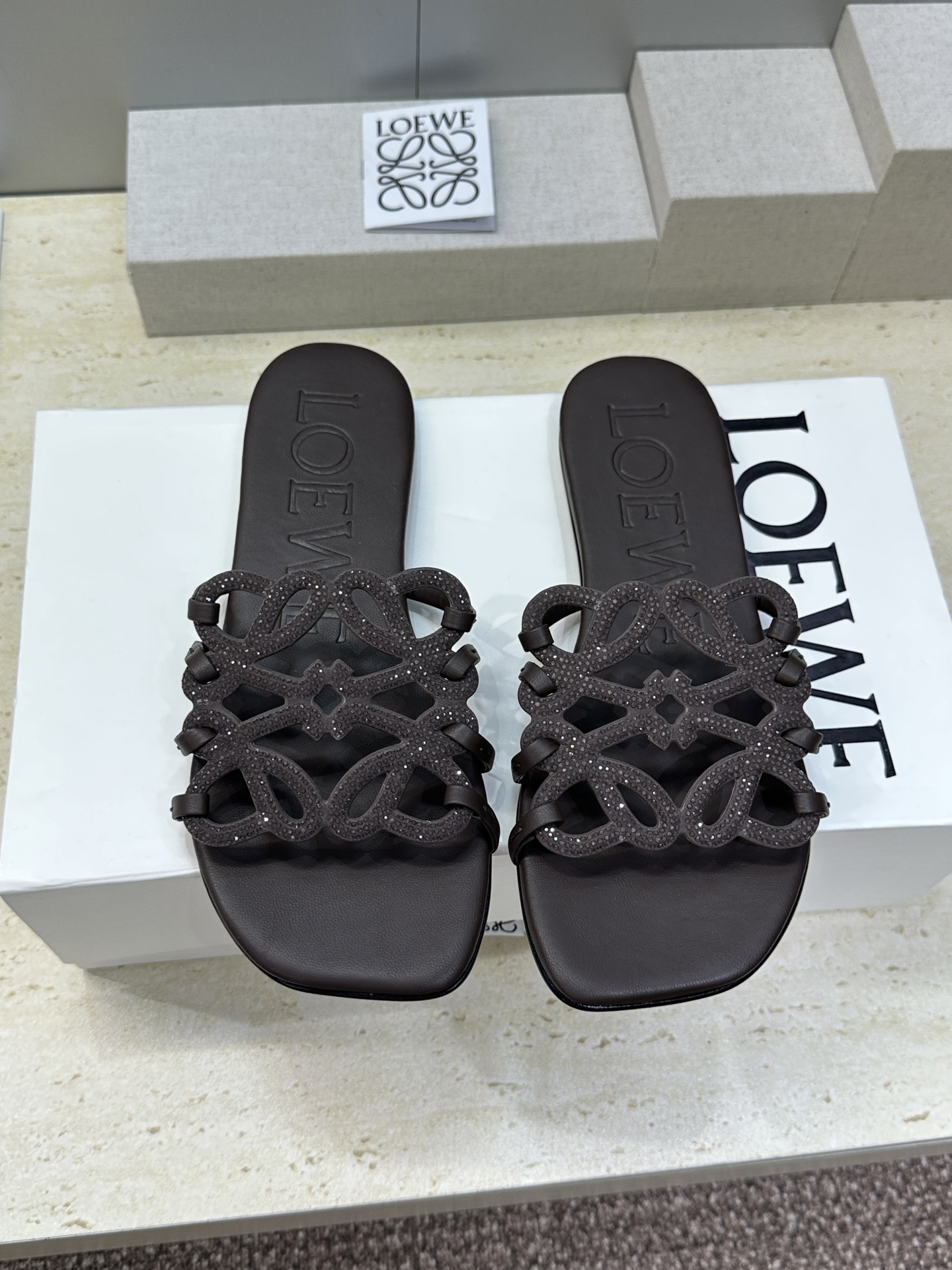 LOEWE 2026早春新款果冻色水钻女鞋  罗意威字母logo平底方头镂空露趾凉拖鞋材质：鞋面进口羊猄