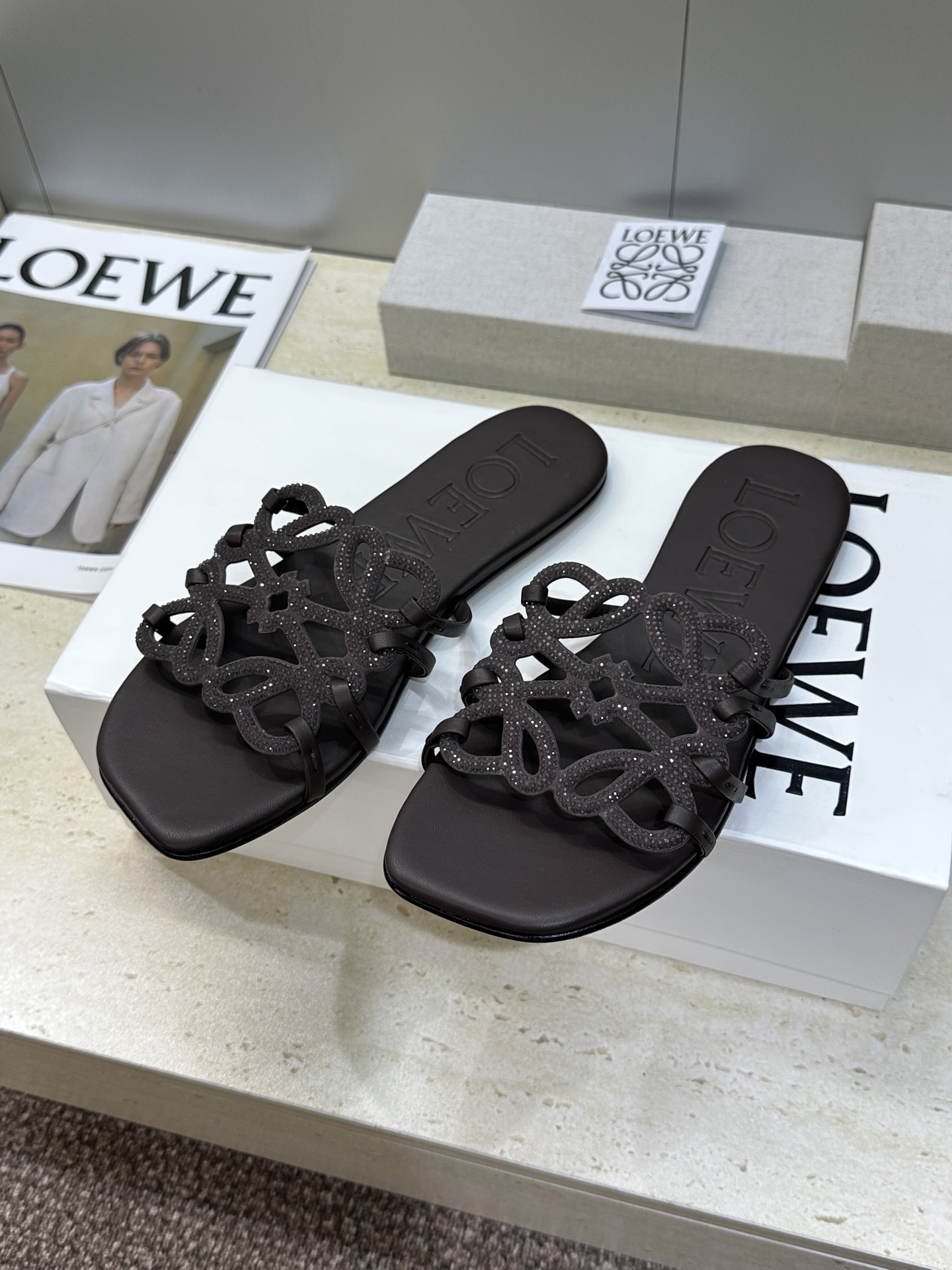 LOEWE 2026早春新款果冻色水钻女鞋  罗意威字母logo平底方头镂空露趾凉拖鞋材质：鞋面进口羊猄