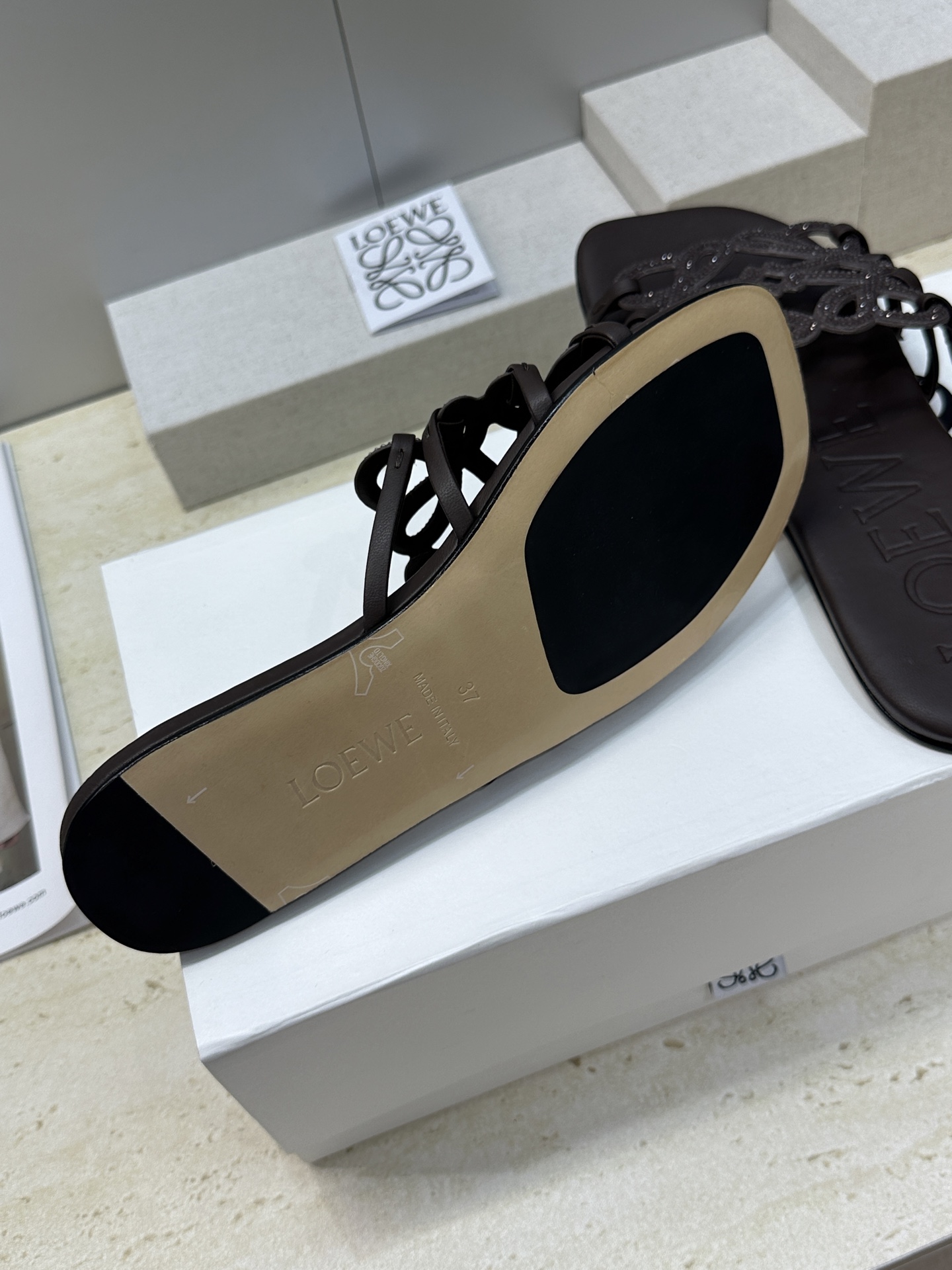 LOEWE 2026早春新款果冻色水钻女鞋  罗意威字母logo平底方头镂空露趾凉拖鞋材质：鞋面进口羊猄