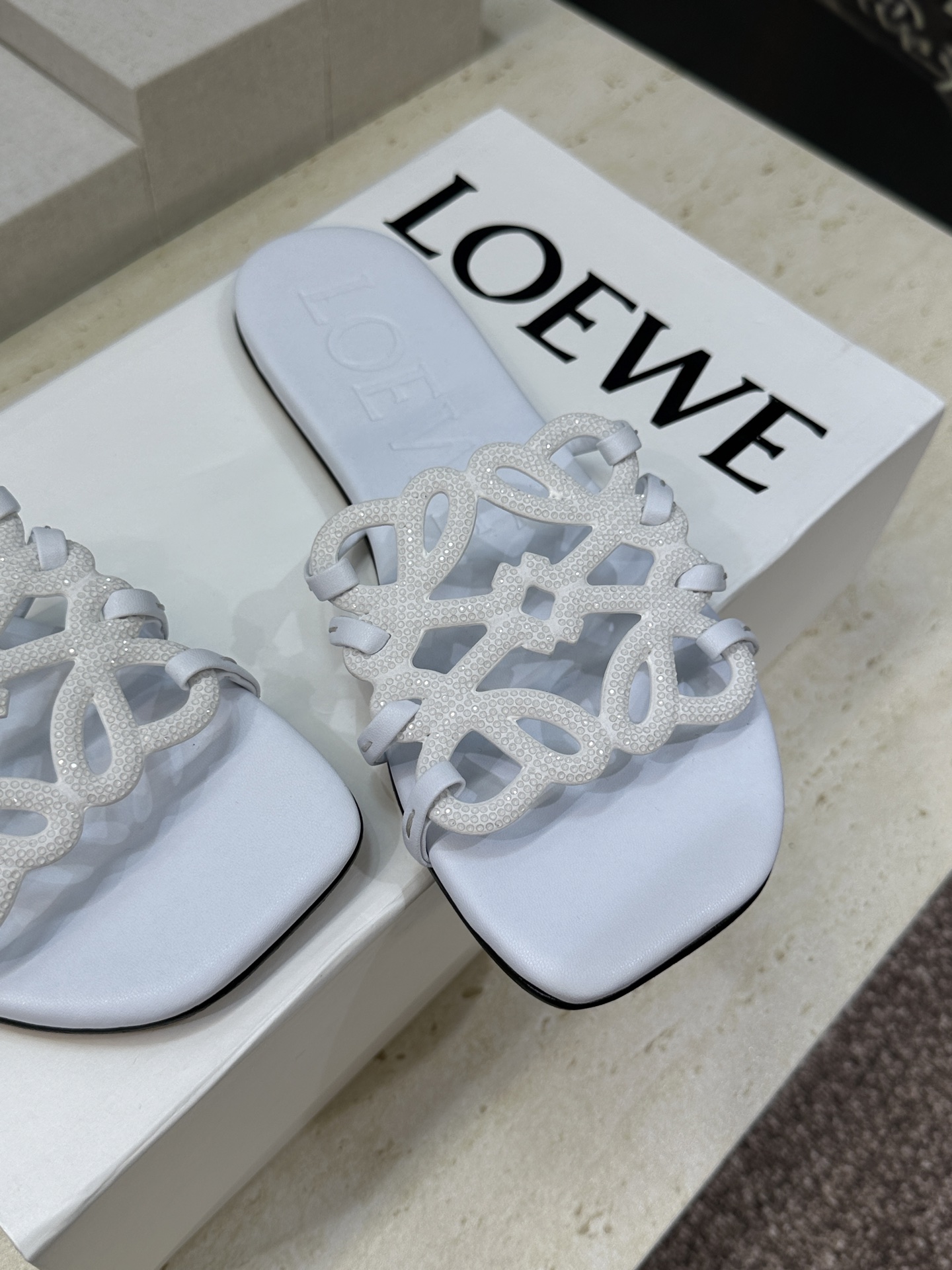LOEWE 2026早春新款果冻色水钻女鞋  罗意威字母logo平底方头镂空露趾凉拖鞋材质：鞋面进口羊猄