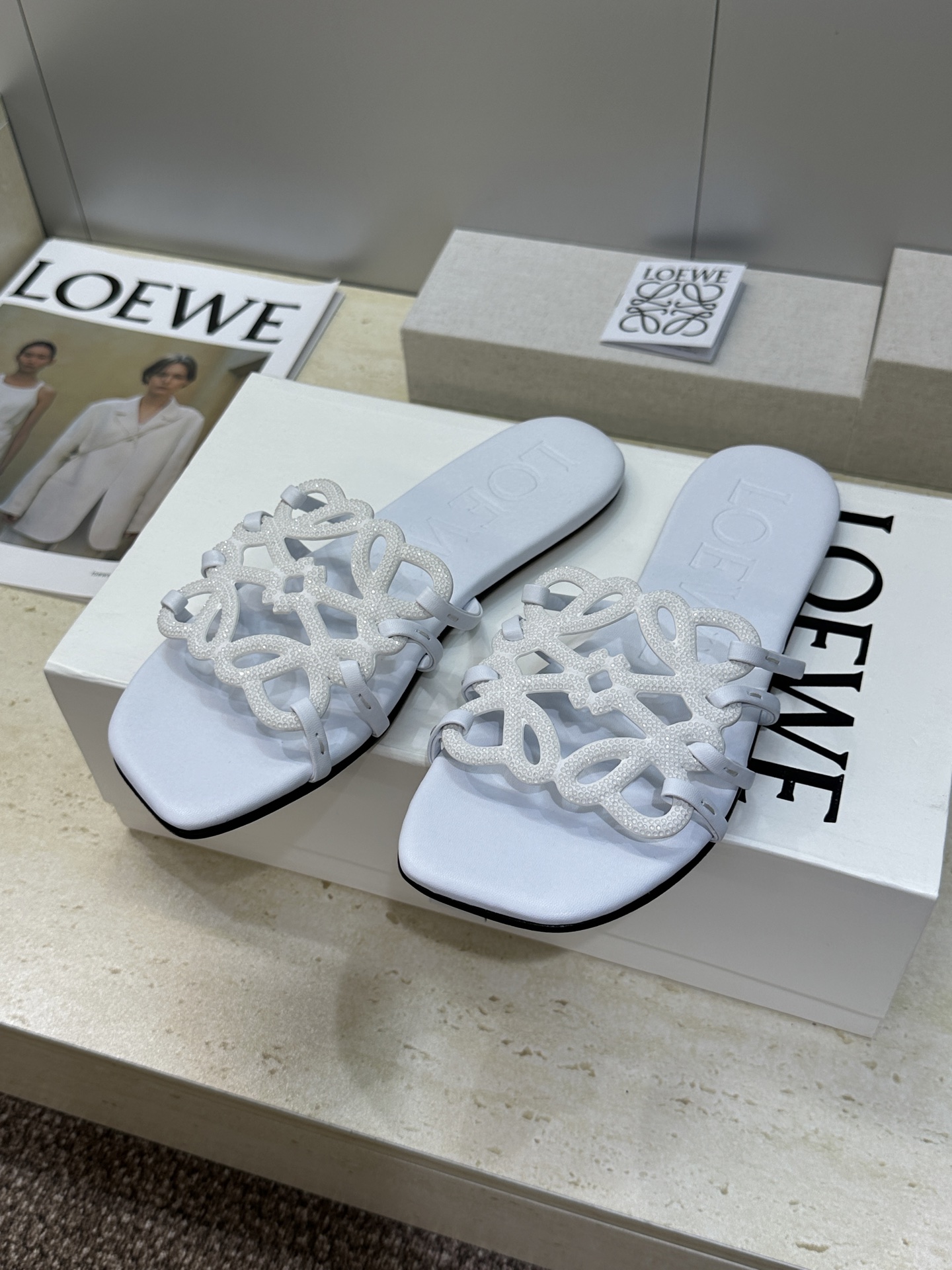 LOEWE 2026早春新款果冻色水钻女鞋  罗意威字母logo平底方头镂空露趾凉拖鞋材质：鞋面进口羊猄