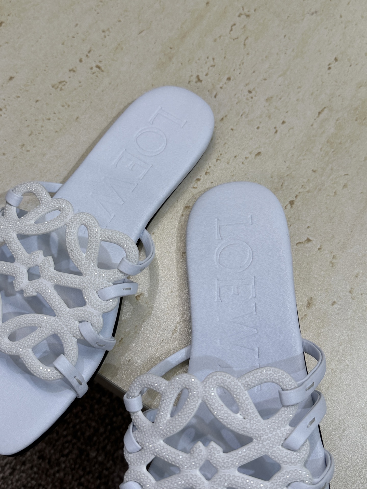 LOEWE 2026早春新款果冻色水钻女鞋  罗意威字母logo平底方头镂空露趾凉拖鞋材质：鞋面进口羊猄