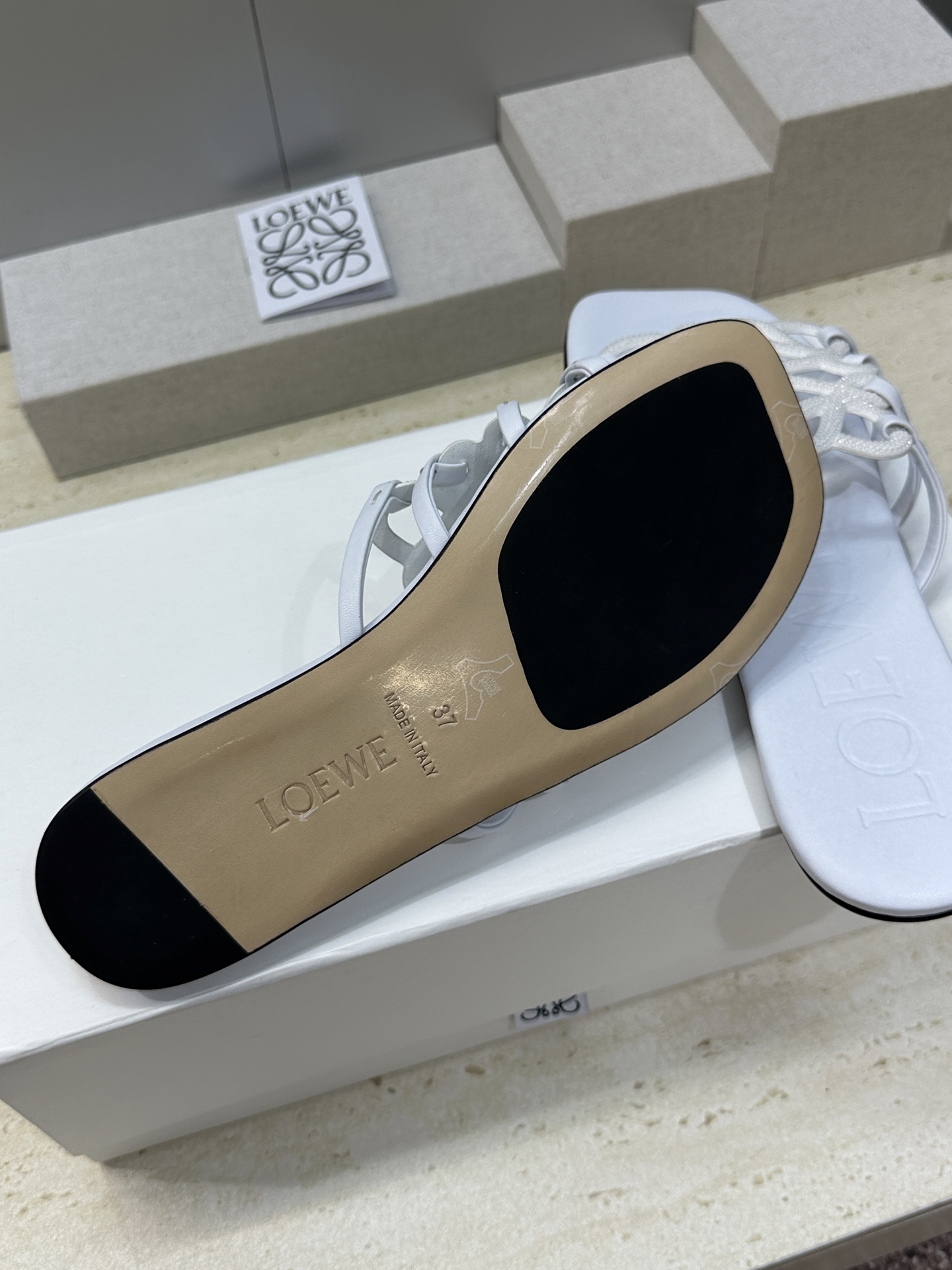 LOEWE 2026早春新款果冻色水钻女鞋  罗意威字母logo平底方头镂空露趾凉拖鞋材质：鞋面进口羊猄